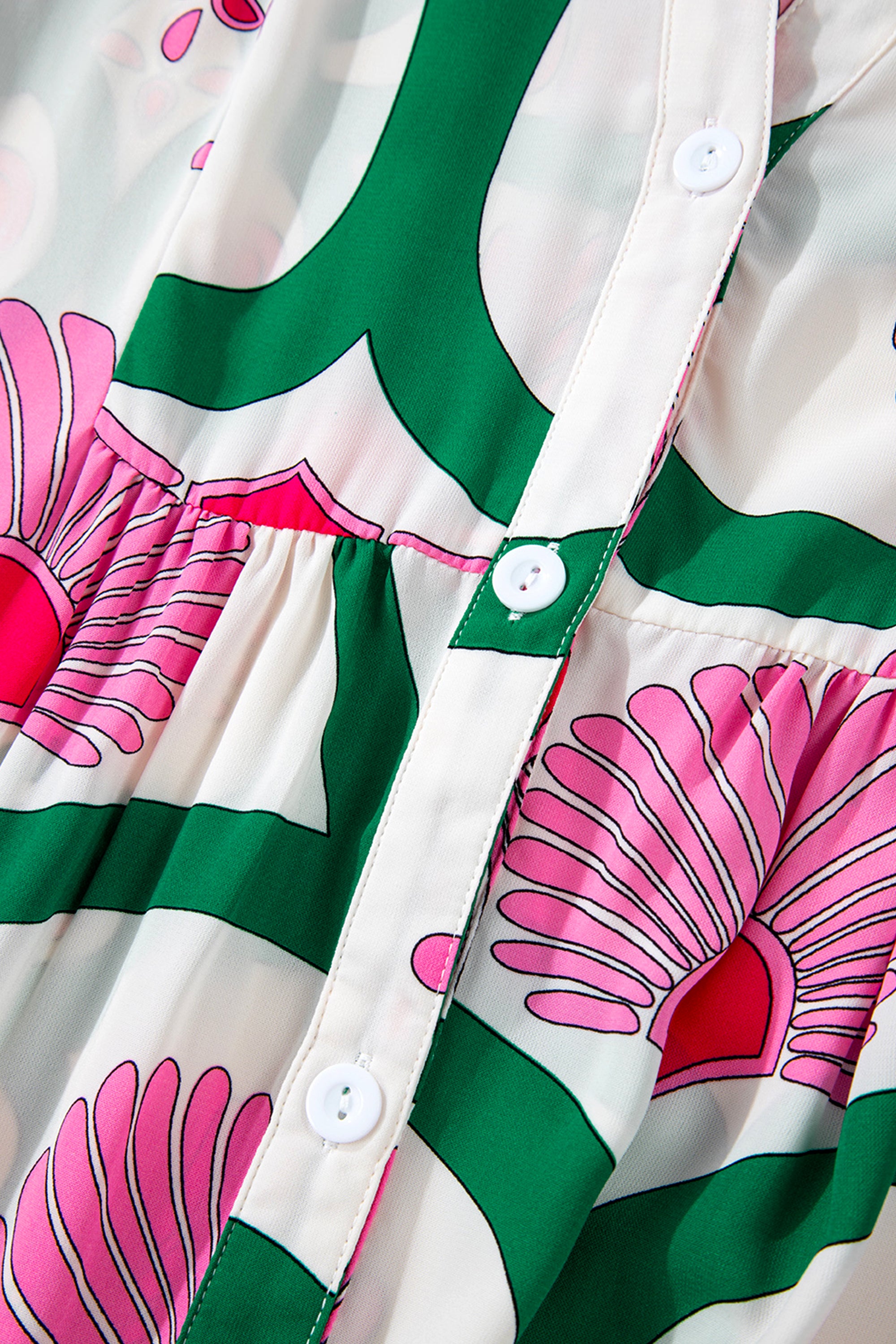 فستان أنيق ومفعم بالحيوية لون وردي مزود بأزرار ونقشة زهور وصميم بوحي بوهيمي. القصة الفضفاضة توفر راحة وأناقة، بينما الأكمام الطويلة تضفي لمسة عصرية ومتعددة الاستخدامات.