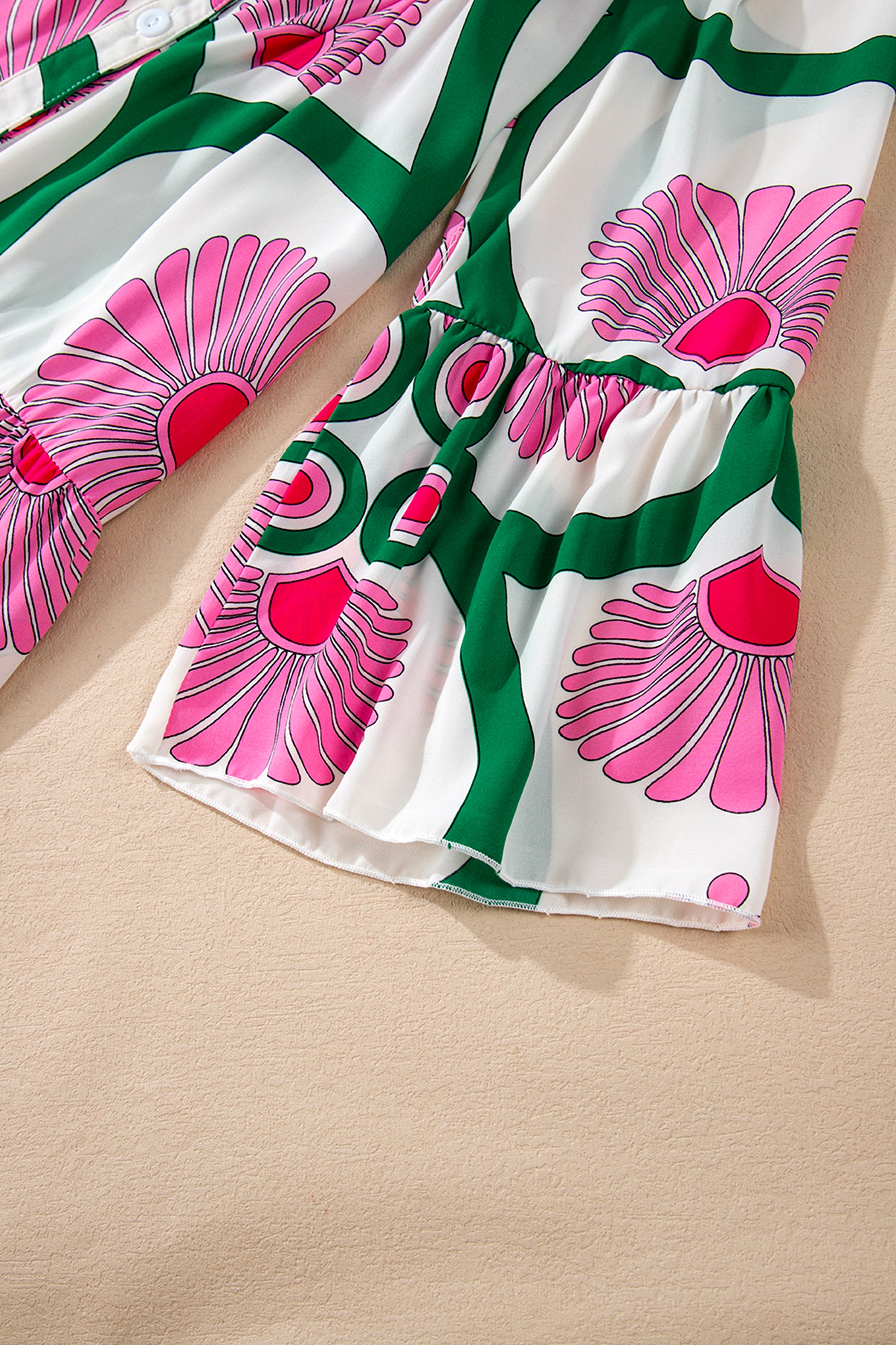 فستان أنيق ومفعم بالحيوية لون وردي مزود بأزرار ونقشة زهور وصميم بوحي بوهيمي. القصة الفضفاضة توفر راحة وأناقة، بينما الأكمام الطويلة تضفي لمسة عصرية ومتعددة الاستخدامات.