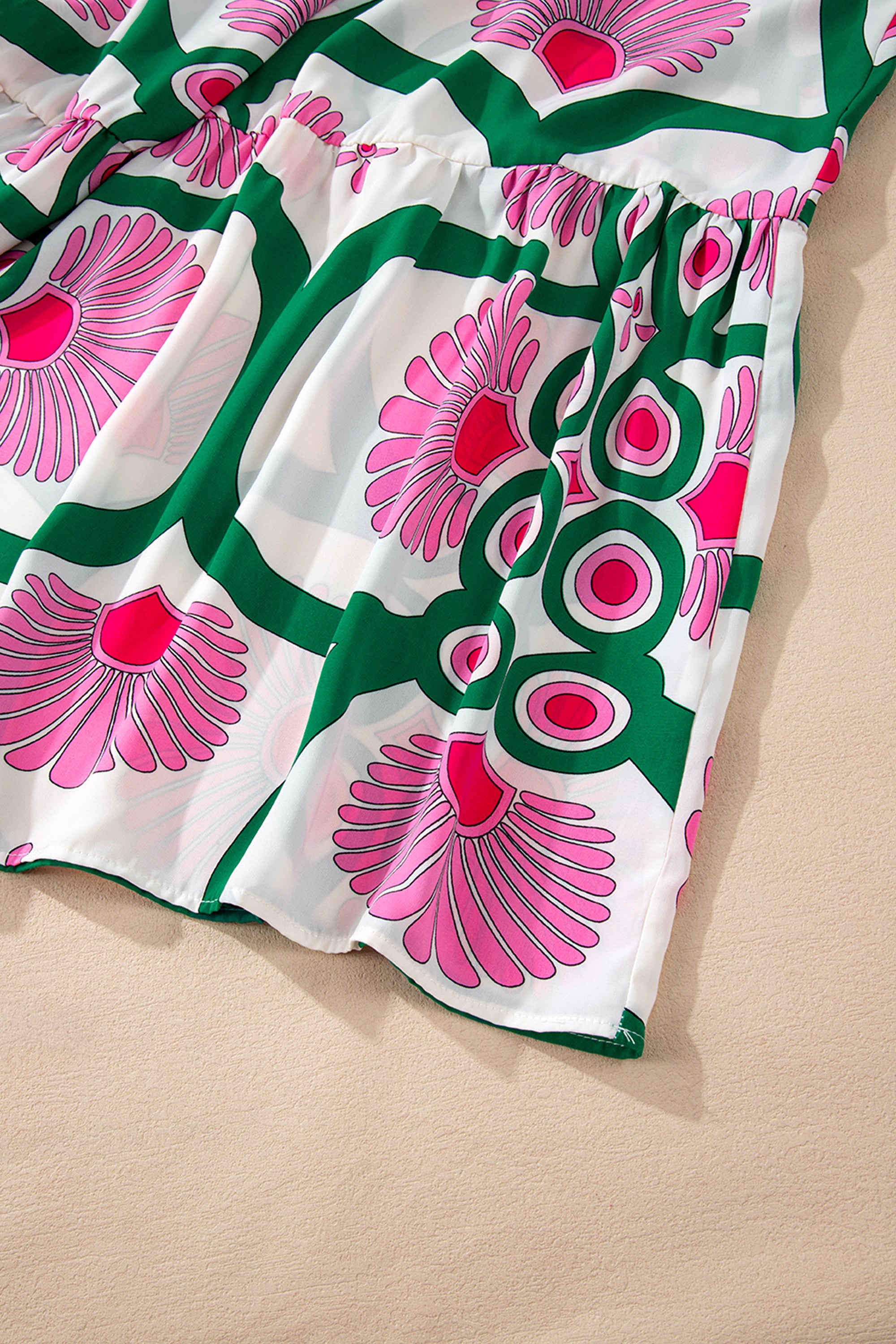 فستان أنيق ومفعم بالحيوية لون وردي مزود بأزرار ونقشة زهور وصميم بوحي بوهيمي. القصة الفضفاضة توفر راحة وأناقة، بينما الأكمام الطويلة تضفي لمسة عصرية ومتعددة الاستخدامات.