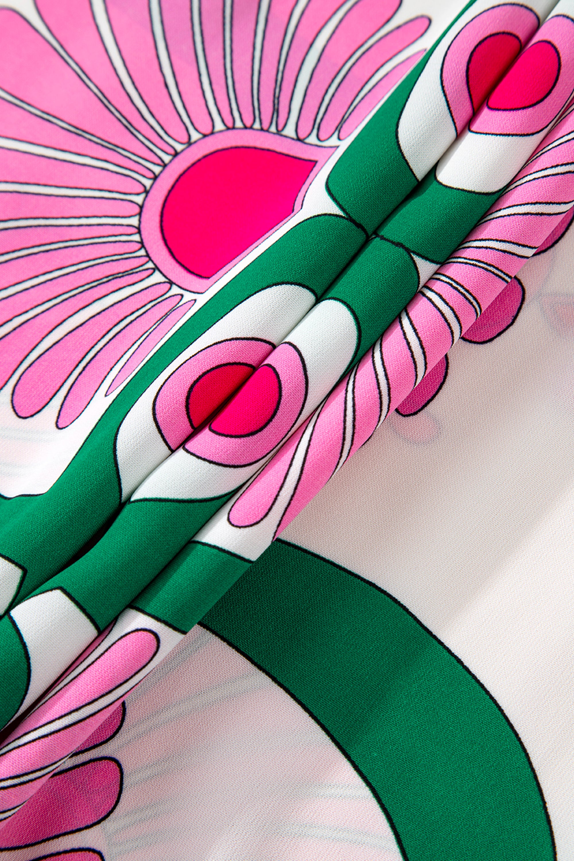 فستان أنيق ومفعم بالحيوية لون وردي مزود بأزرار ونقشة زهور وصميم بوحي بوهيمي. القصة الفضفاضة توفر راحة وأناقة، بينما الأكمام الطويلة تضفي لمسة عصرية ومتعددة الاستخدامات.