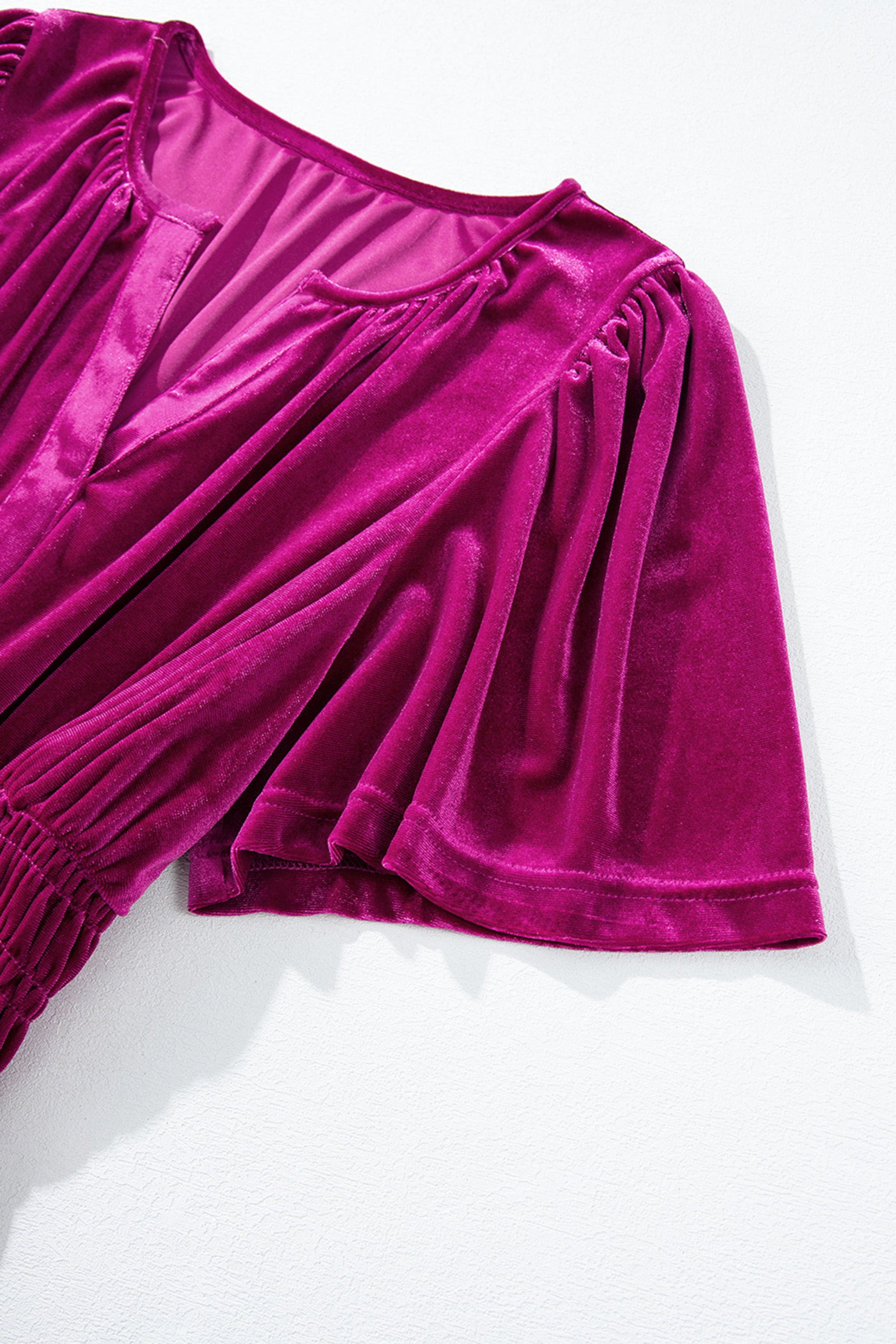 فستان نسائي مخمل عنابي، بتصميم أكمام قصيرة أنيقة وقصة متدرجة مستوحى من التصاميم البوهيمية، مع ياقة أنيقة على شكل ٧ لإطلالة تجمع بين الراحة والرقي.