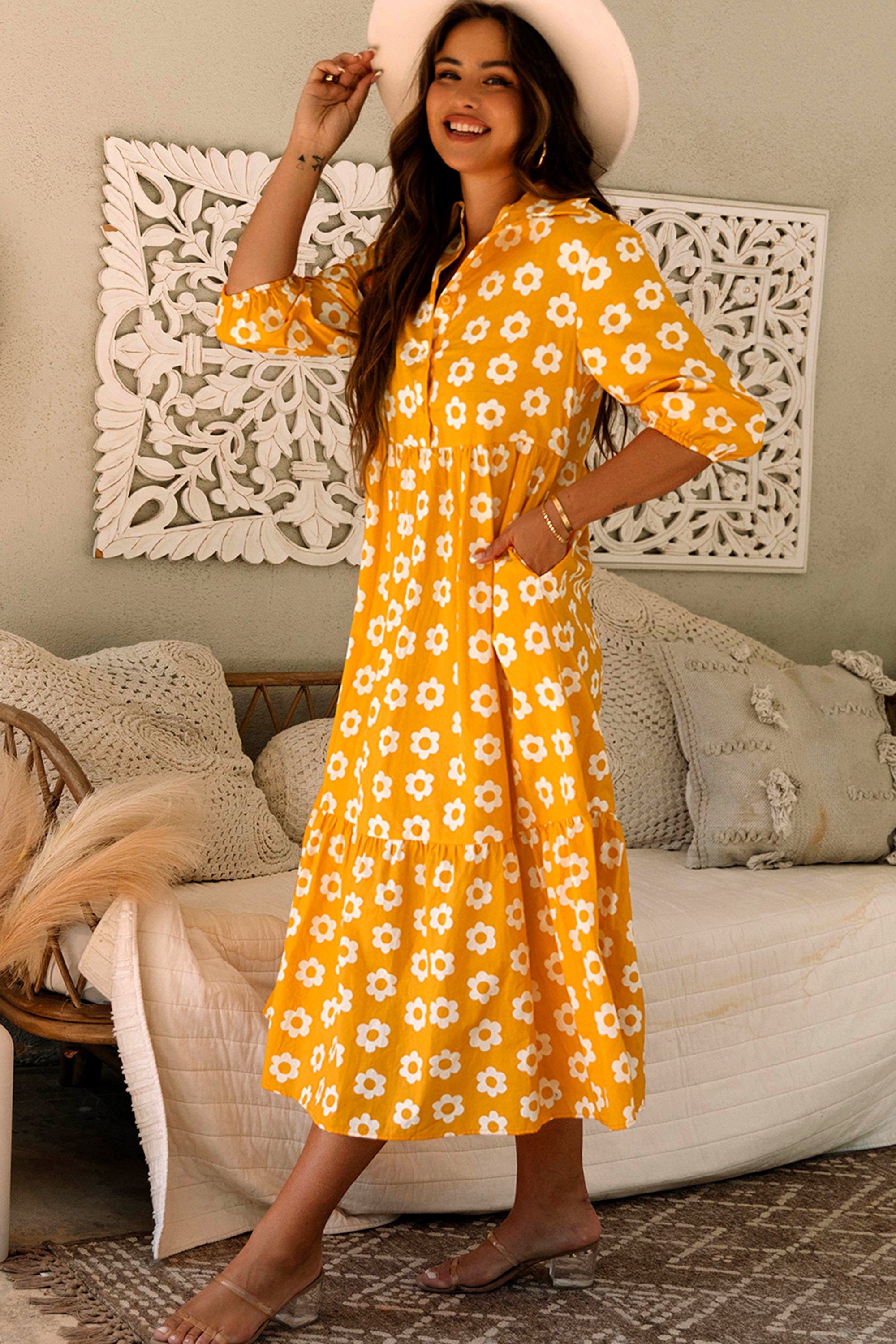 فستان ماكسي أصفر مزين بنقشة الزهور. أكمام أنيقة بطول المعصم وياقة كلاسيكية، يجمع بين الأناقة والمرونة ليناسب كل مناسباتك.