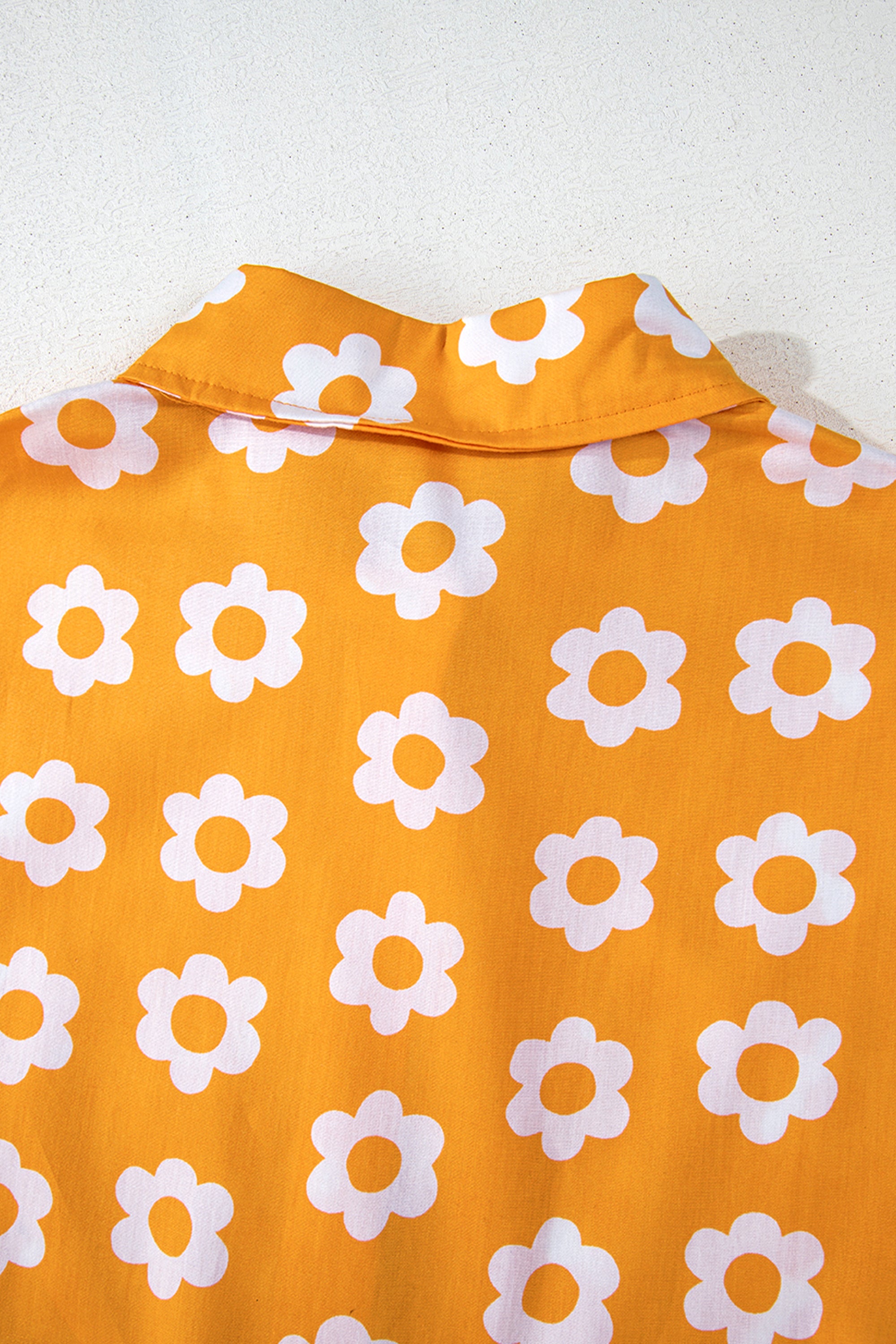 فستان ماكسي أصفر مزين بنقشة الزهور. أكمام أنيقة بطول المعصم وياقة كلاسيكية، يجمع بين الأناقة والمرونة ليناسب كل مناسباتك.