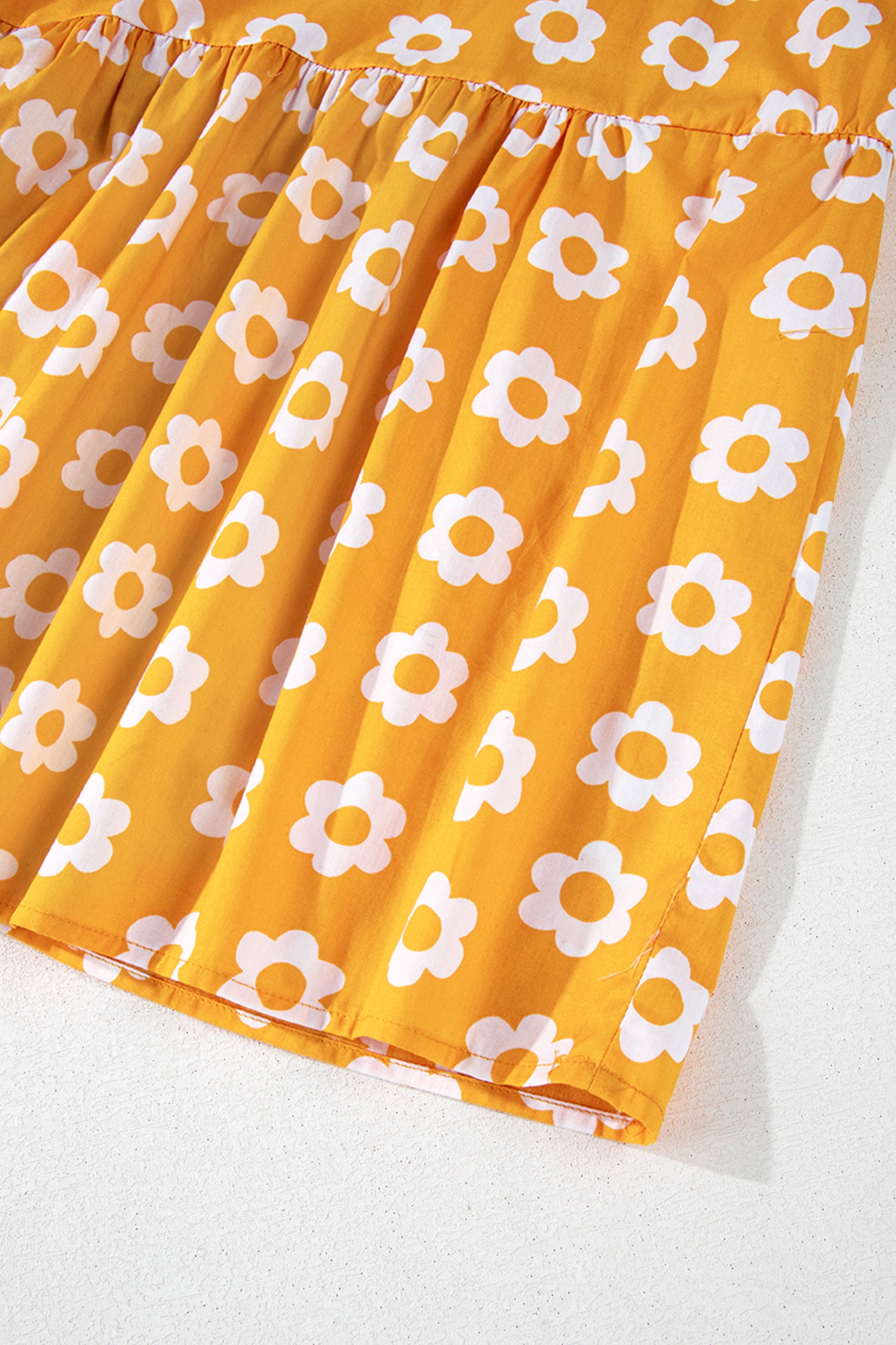 فستان ماكسي أصفر مزين بنقشة الزهور. أكمام أنيقة بطول المعصم وياقة كلاسيكية، يجمع بين الأناقة والمرونة ليناسب كل مناسباتك.