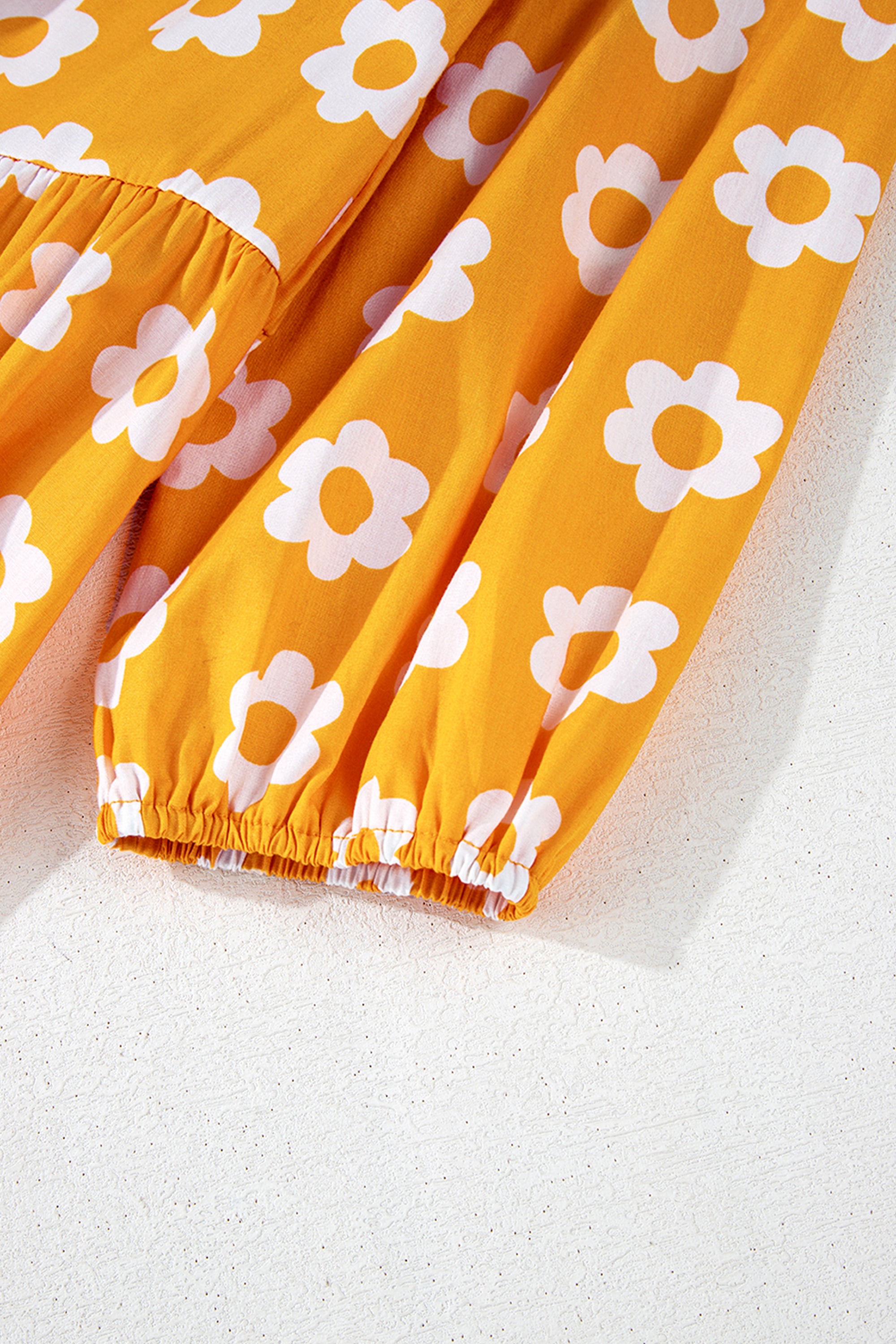 فستان ماكسي أصفر مزين بنقشة الزهور. أكمام أنيقة بطول المعصم وياقة كلاسيكية، يجمع بين الأناقة والمرونة ليناسب كل مناسباتك.