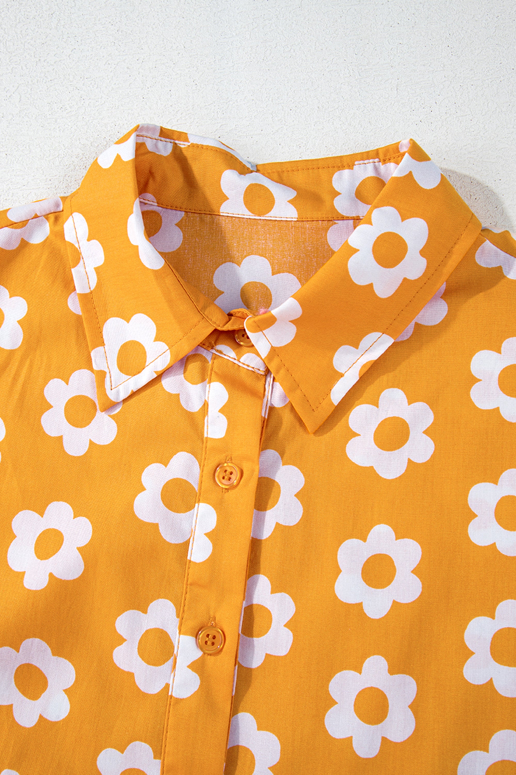 فستان ماكسي أصفر مزين بنقشة الزهور. أكمام أنيقة بطول المعصم وياقة كلاسيكية، يجمع بين الأناقة والمرونة ليناسب كل مناسباتك.