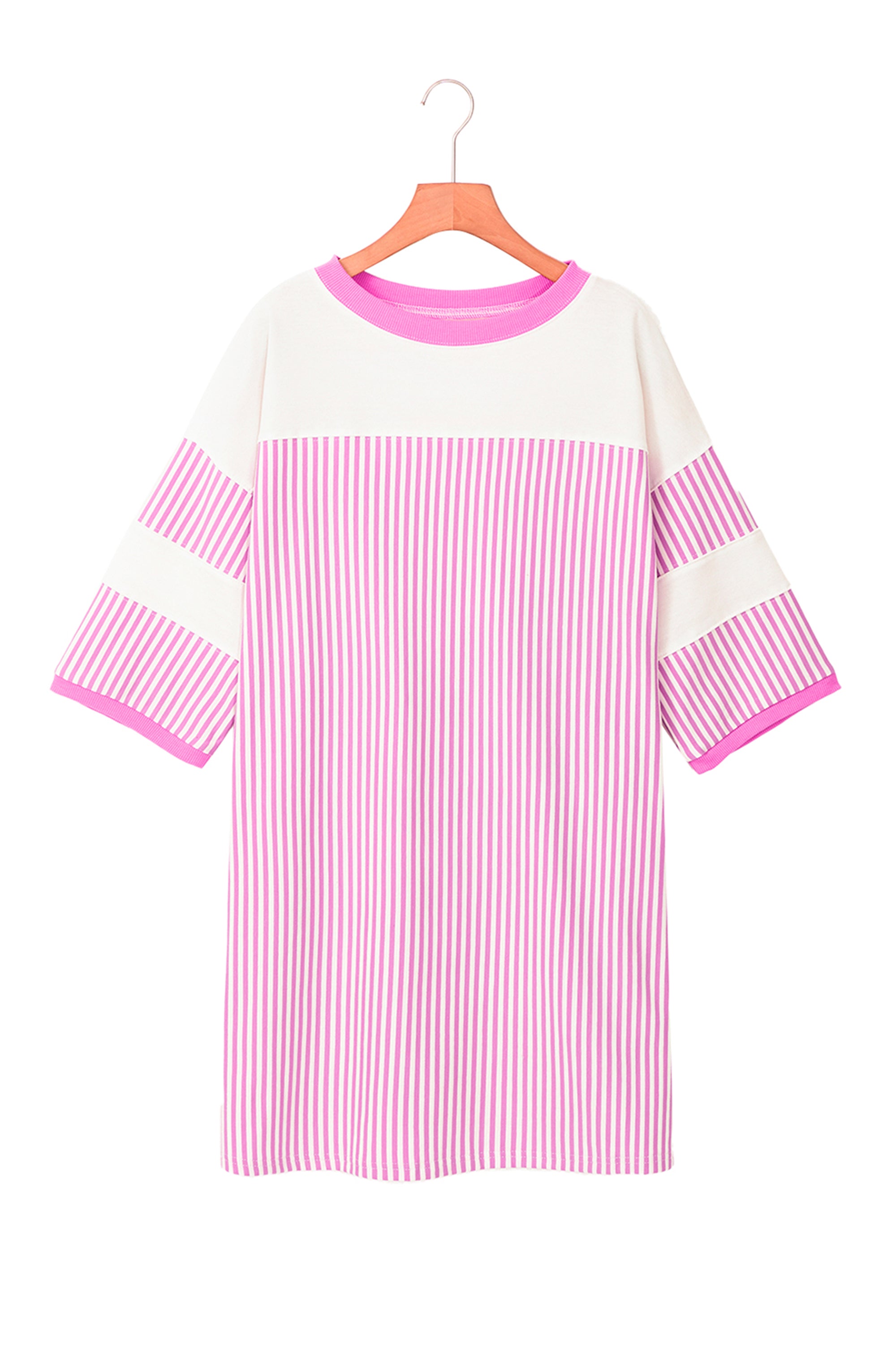 فستان تصميم واسع وجذاب يتميز بقماش مخطط باللونين الوردي والأبيض، ومصمم لإظهار تناسق الجسم. أكمام متوسطة الطول وياقة دائرية كلاسيكية.