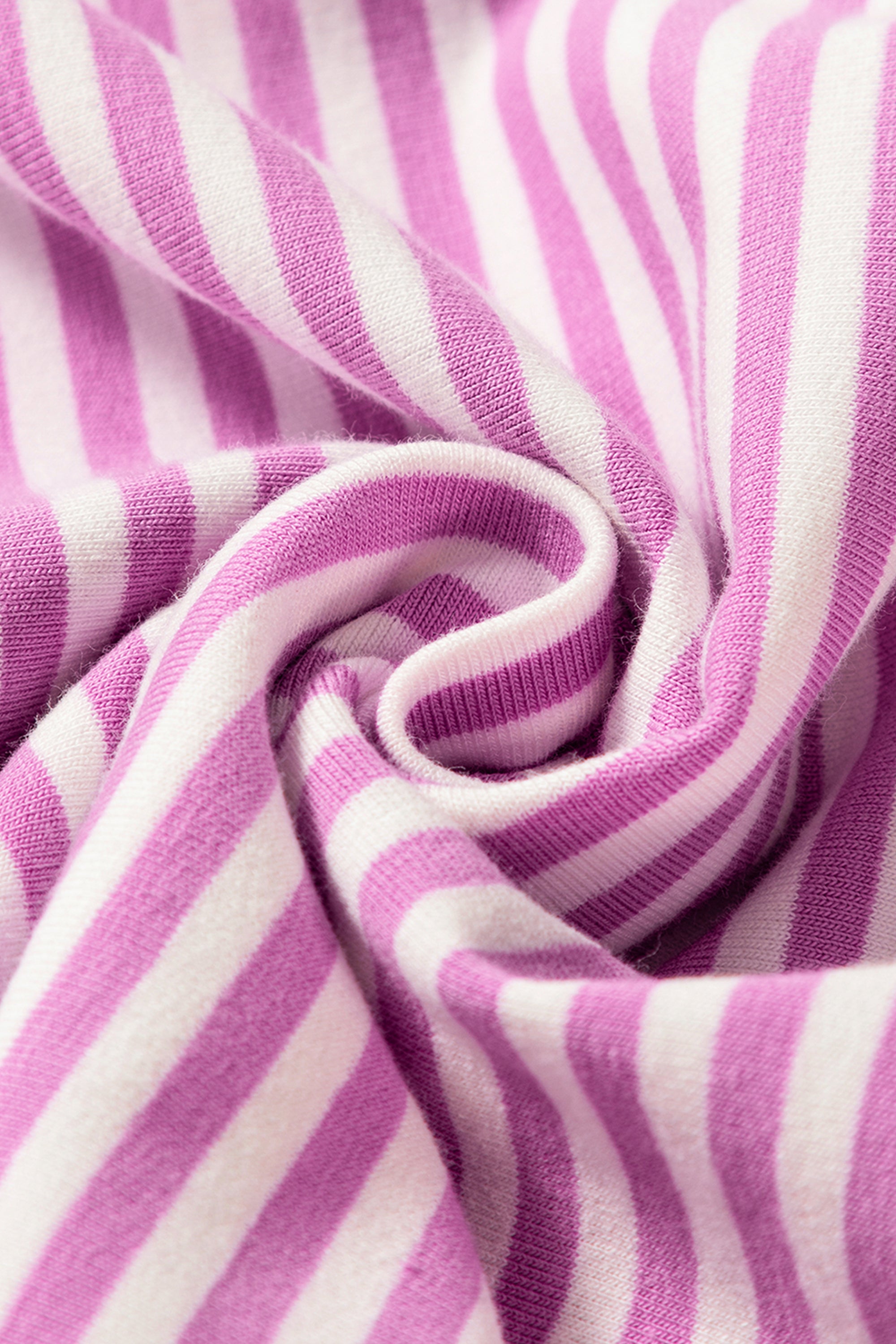 فستان تصميم واسع وجذاب يتميز بقماش مخطط باللونين الوردي والأبيض، ومصمم لإظهار تناسق الجسم. أكمام متوسطة الطول وياقة دائرية كلاسيكية.