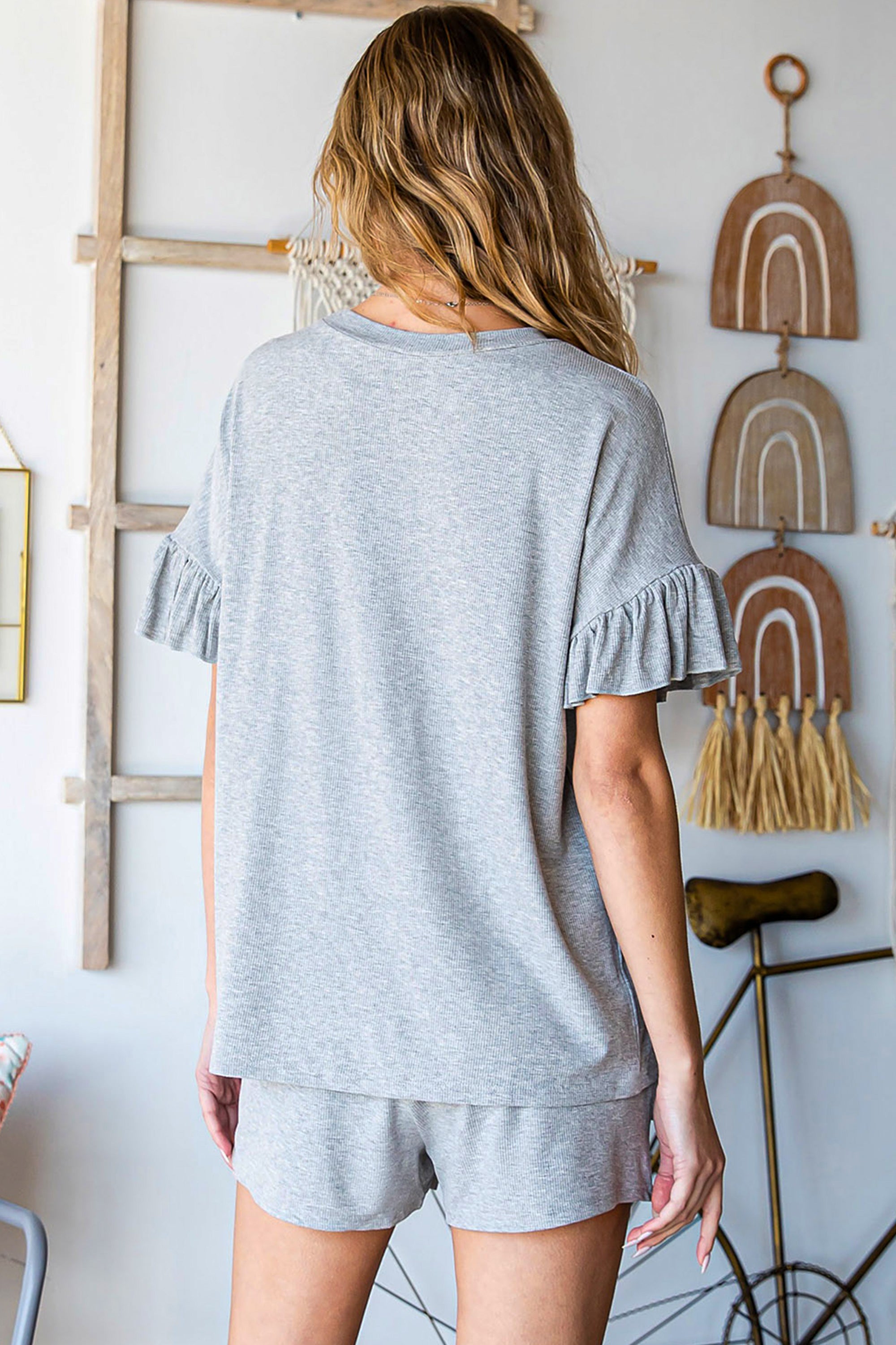 طقم نسائي قطعتين شورت مريح وبلوزة، لون رمادي، ومصنوع من قماش عالي الجودة وصديق للبشرة.