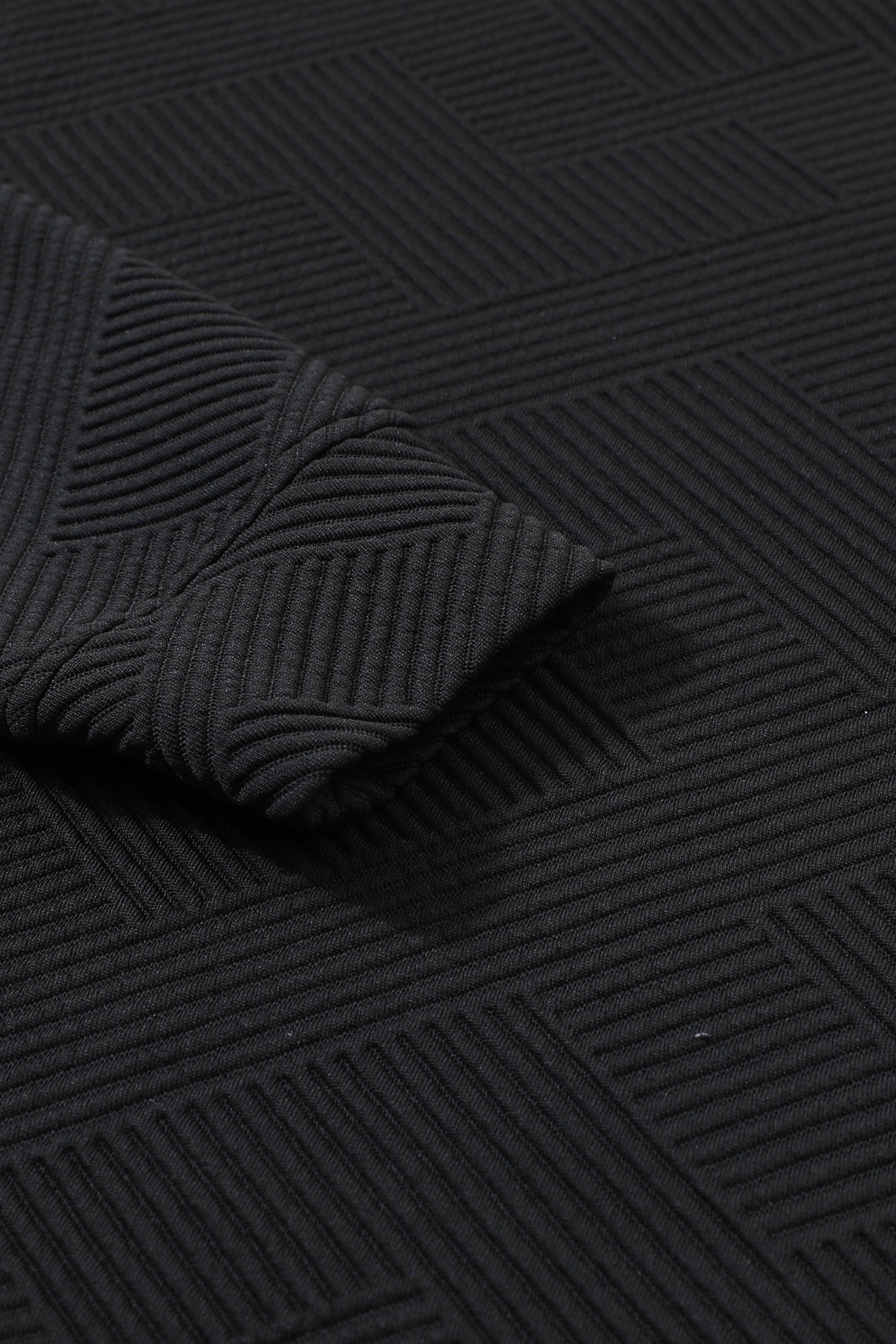 طقم نسائي مكون من بلوزة بأكمام طويلة وبنطلون قصة واسعة مزود بحبل على الخصر. مصنوع من قماش فخم وله نقشة نافرة لملمس ومظهر جذاب. مناسب لاستقبال الضيوف أو كملابس سفر.
خيارات الألوان: اسود، بني غامق، أحمر