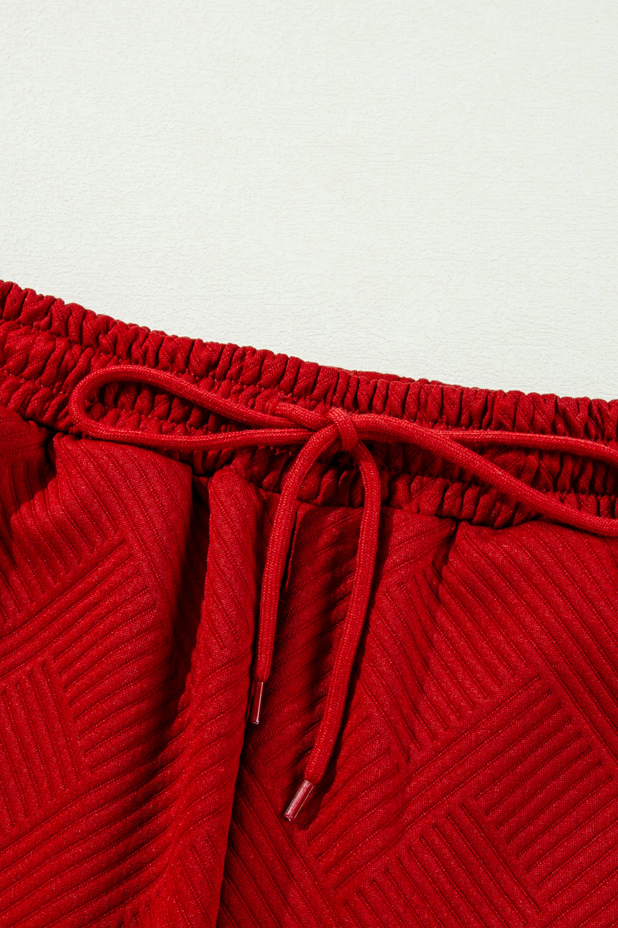 طقم نسائي مكون من بلوزة بأكمام طويلة وبنطلون قصة واسعة مزود بحبل على الخصر. مصنوع من قماش فخم وله نقشة نافرة لملمس ومظهر جذاب. مناسب لاستقبال الضيوف أو كملابس سفر.
خيارات الألوان: اسود، بني غامق، أحمر