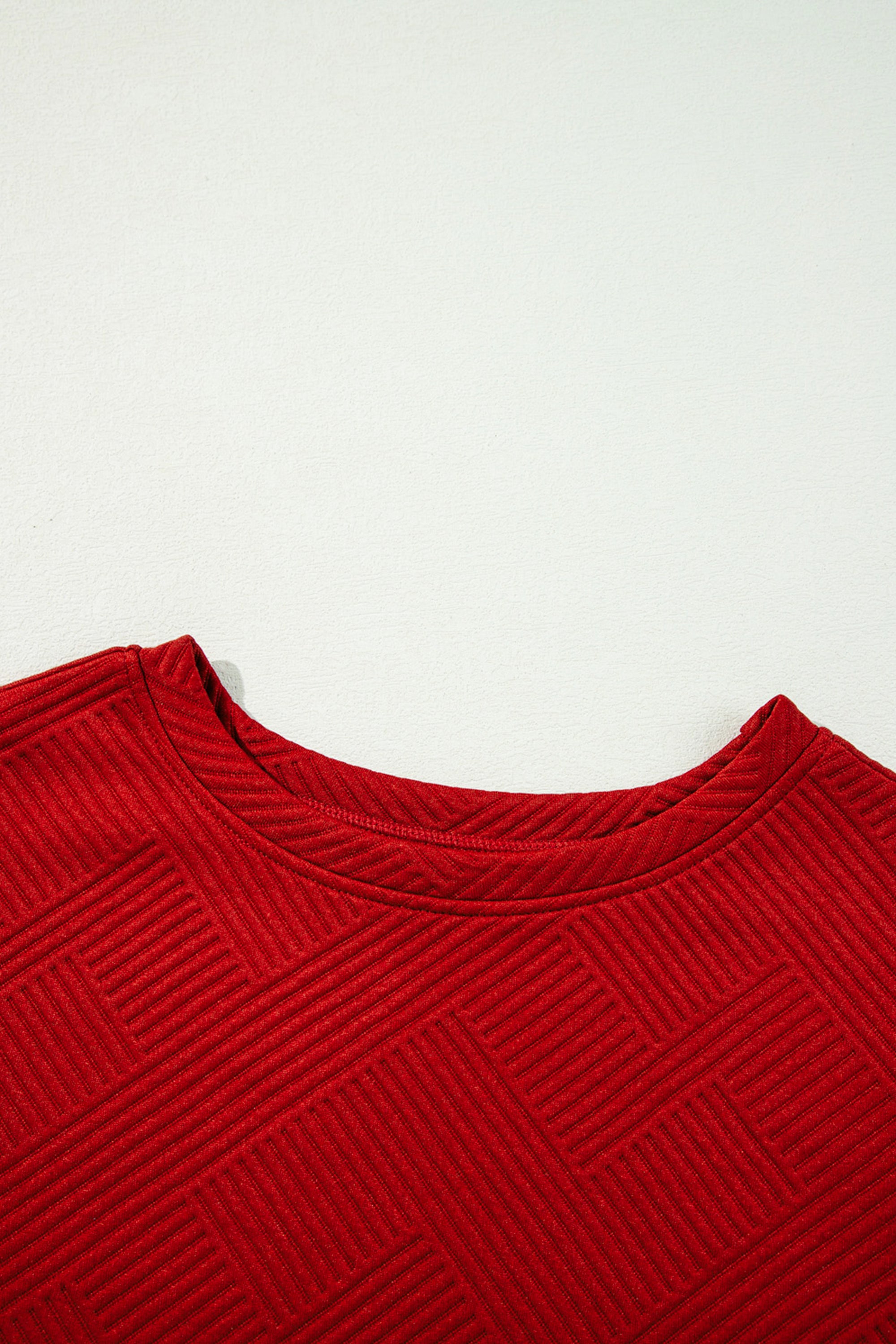 طقم نسائي مكون من بلوزة بأكمام طويلة وبنطلون قصة واسعة مزود بحبل على الخصر. مصنوع من قماش فخم وله نقشة نافرة لملمس ومظهر جذاب. مناسب لاستقبال الضيوف أو كملابس سفر.
خيارات الألوان: اسود، بني غامق، أحمر