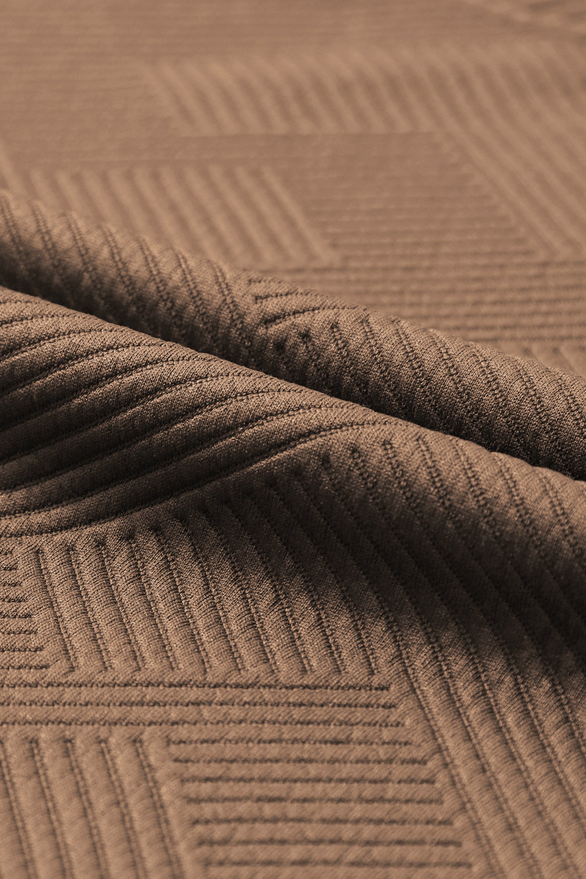 طقم نسائي مكون من بلوزة بأكمام طويلة وبنطلون قصة واسعة مزود بحبل على الخصر. مصنوع من قماش فخم وله نقشة نافرة لملمس ومظهر جذاب. مناسب لاستقبال الضيوف أو كملابس سفر.
خيارات الألوان: اسود، بني غامق، أحمر