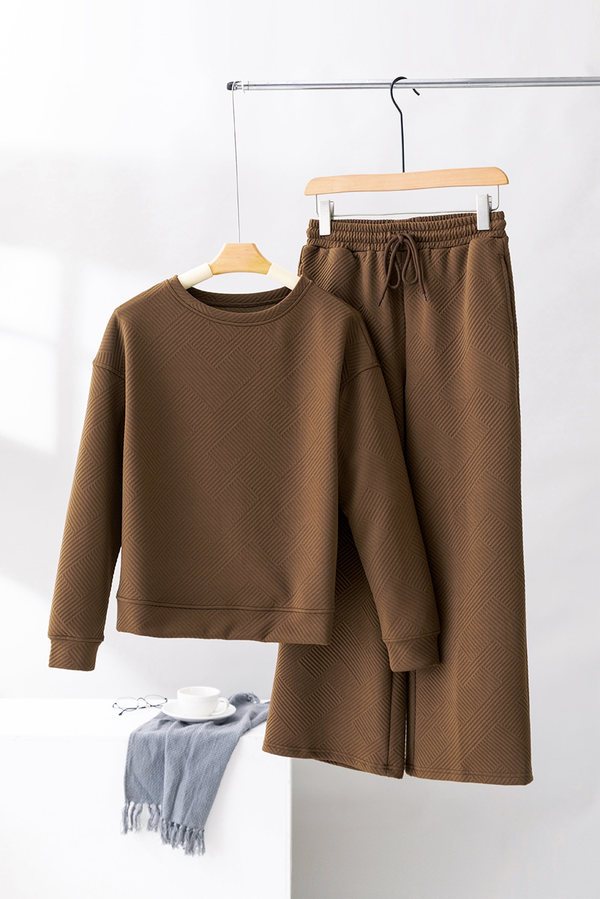 طقم نسائي مكون من بلوزة بأكمام طويلة وبنطلون قصة واسعة مزود بحبل على الخصر. مصنوع من قماش فخم وله نقشة نافرة لملمس ومظهر جذاب. مناسب لاستقبال الضيوف أو كملابس سفر.
خيارات الألوان: اسود، بني غامق، أحمر