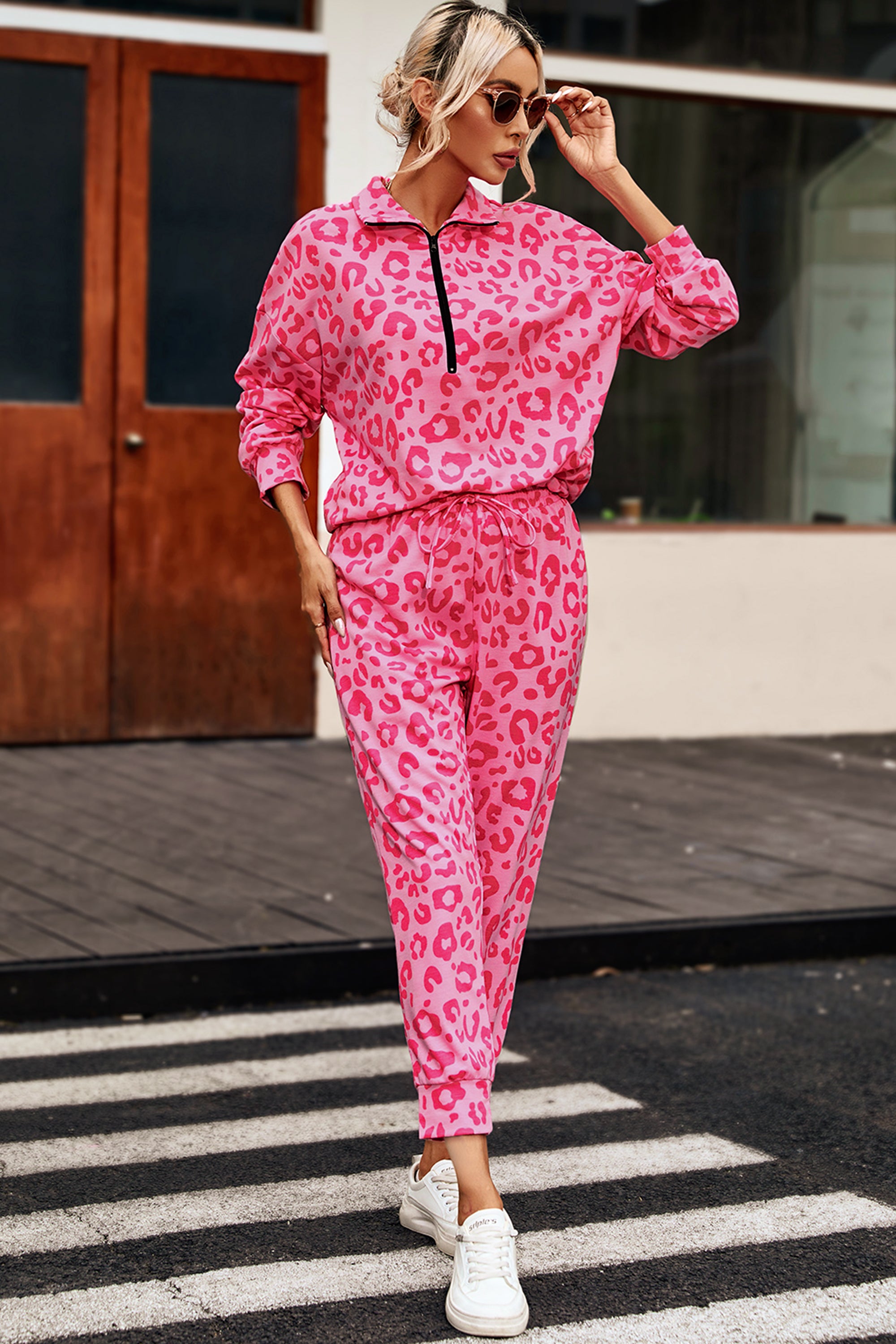 طقم يجمع بين الراحة والذوق مكون من بلوفر وبنطلون مريح، مصنوع من قماش مرن عالي الجودة مع طباعة جلد النمر لون وردي.