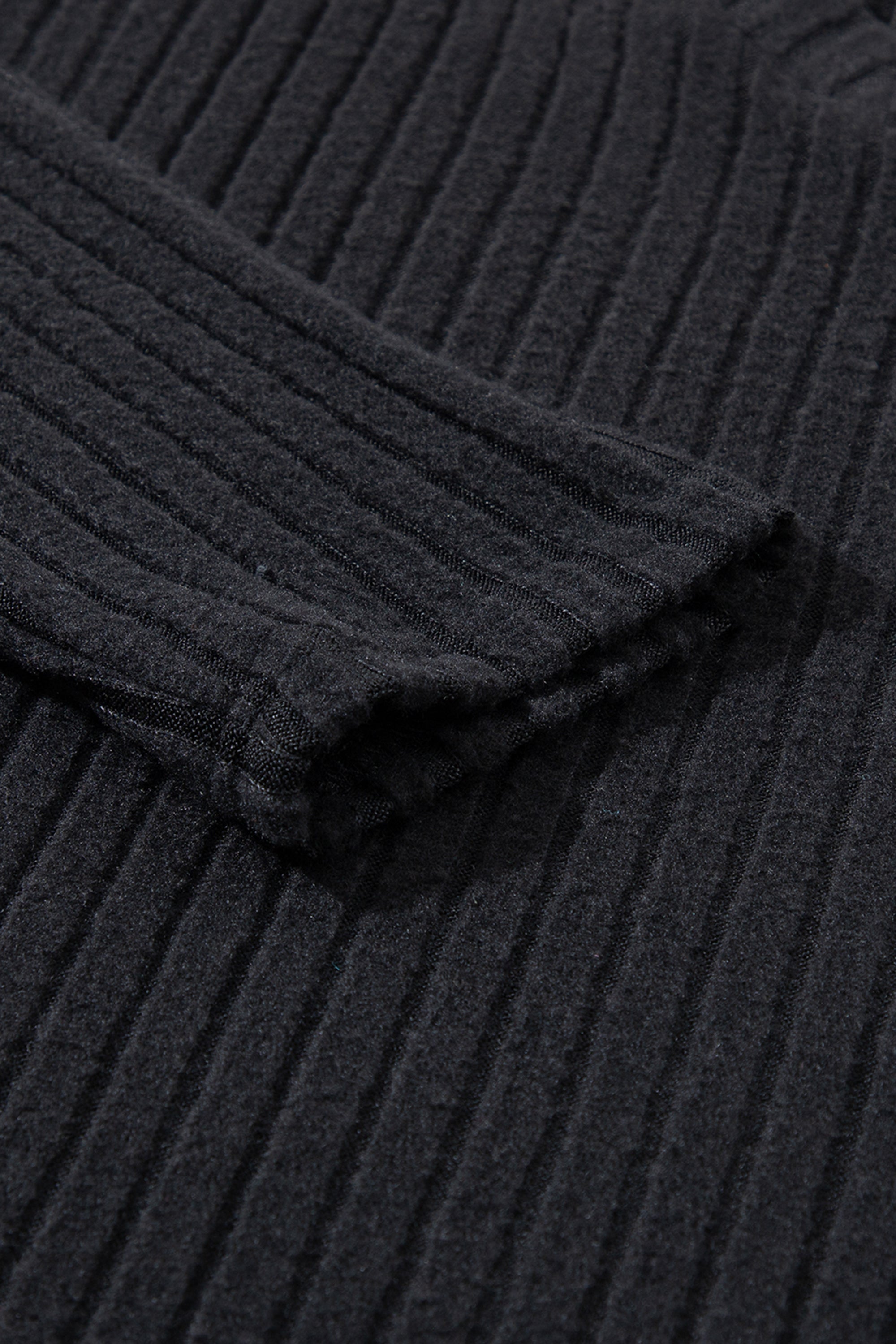 طقم نسائي قطعتين مكون من بلوزة وبنطلون، بتصميم فضفاض ومريح ومصنوع من قماش شتوي ناعم بملمس مخطط لون أسود، مع ياقة على شكل حرف V عصرية. مثالي للفطور أو الاسترخاء في المنزل.
Chic, black, two-piece outfit in soft ribbed knit fabric with a slouchy fit, featuring a trendy V-neck. Perfect for brunch or lounging