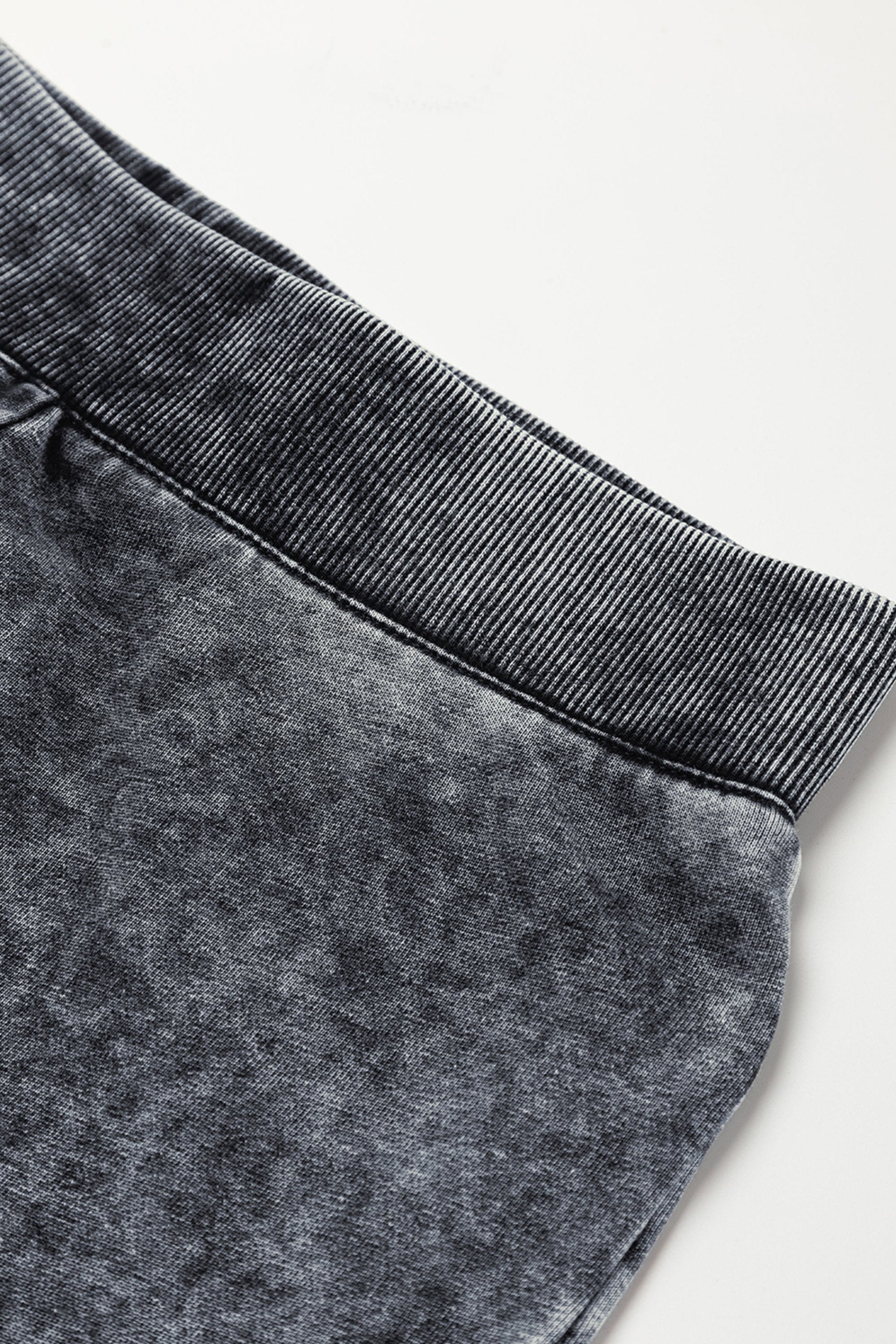 طقم نسائي بتصميم مستوحى من جينزات التسعينات مكون من تي شيرت واسع وشورت ضيق! مصنوع من 85% قطن، ويوفر الراحة التامة في الحركة. اللون: أسود معدني.