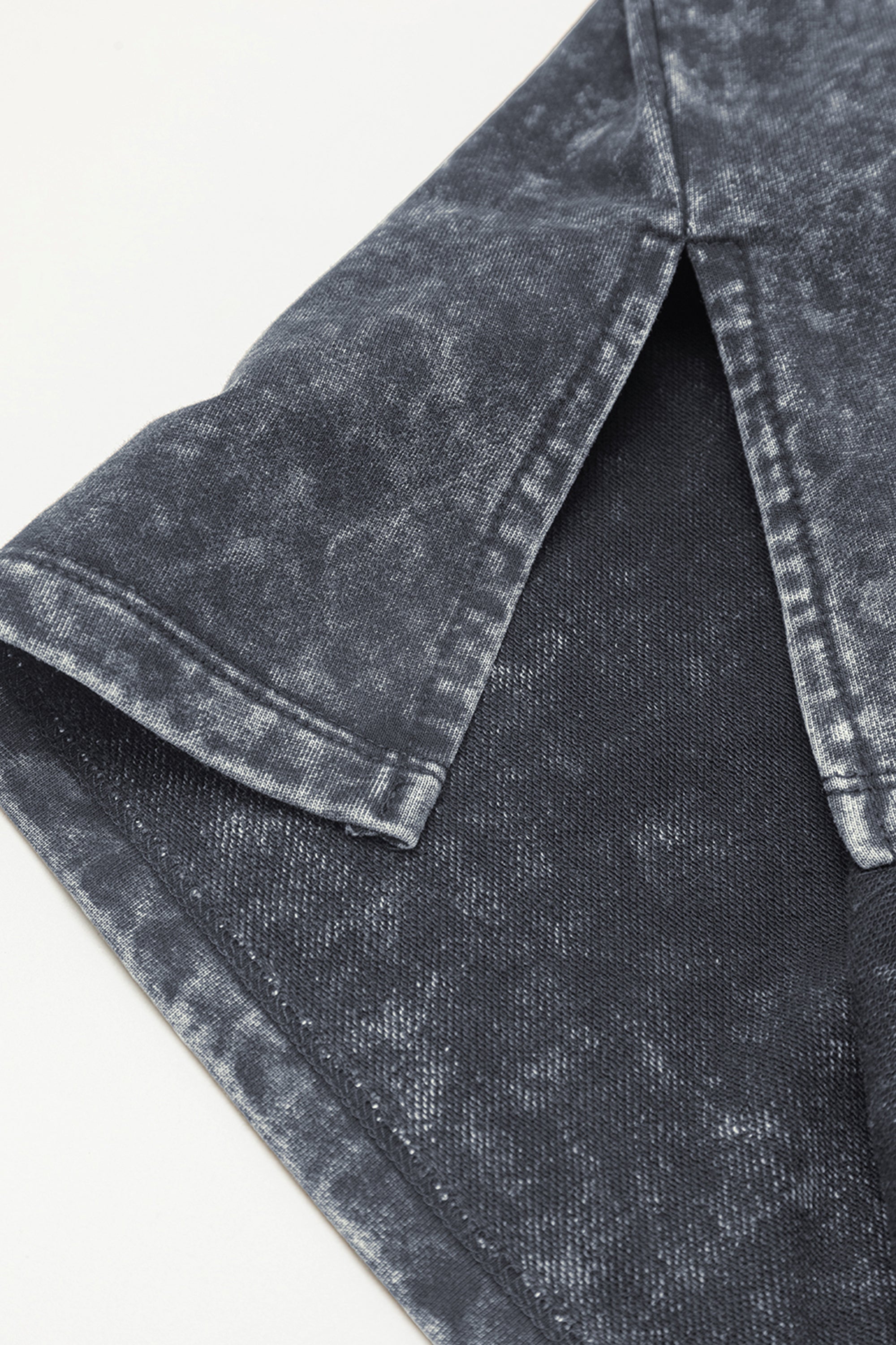 طقم نسائي بتصميم مستوحى من جينزات التسعينات مكون من تي شيرت واسع وشورت ضيق! مصنوع من 85% قطن، ويوفر الراحة التامة في الحركة. اللون: أسود معدني.