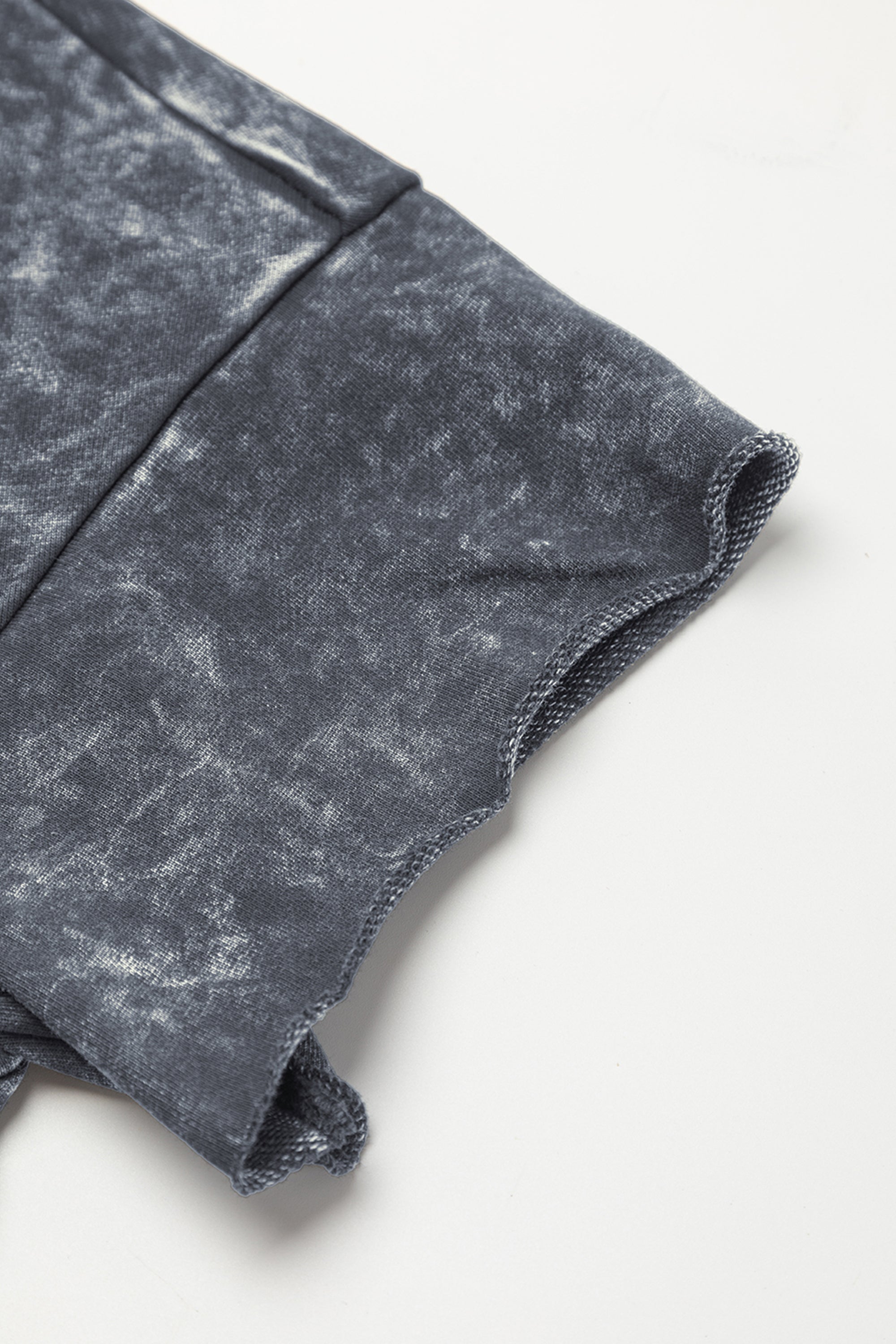 طقم نسائي بتصميم مستوحى من جينزات التسعينات مكون من تي شيرت واسع وشورت ضيق! مصنوع من 85% قطن، ويوفر الراحة التامة في الحركة. اللون: أسود معدني.