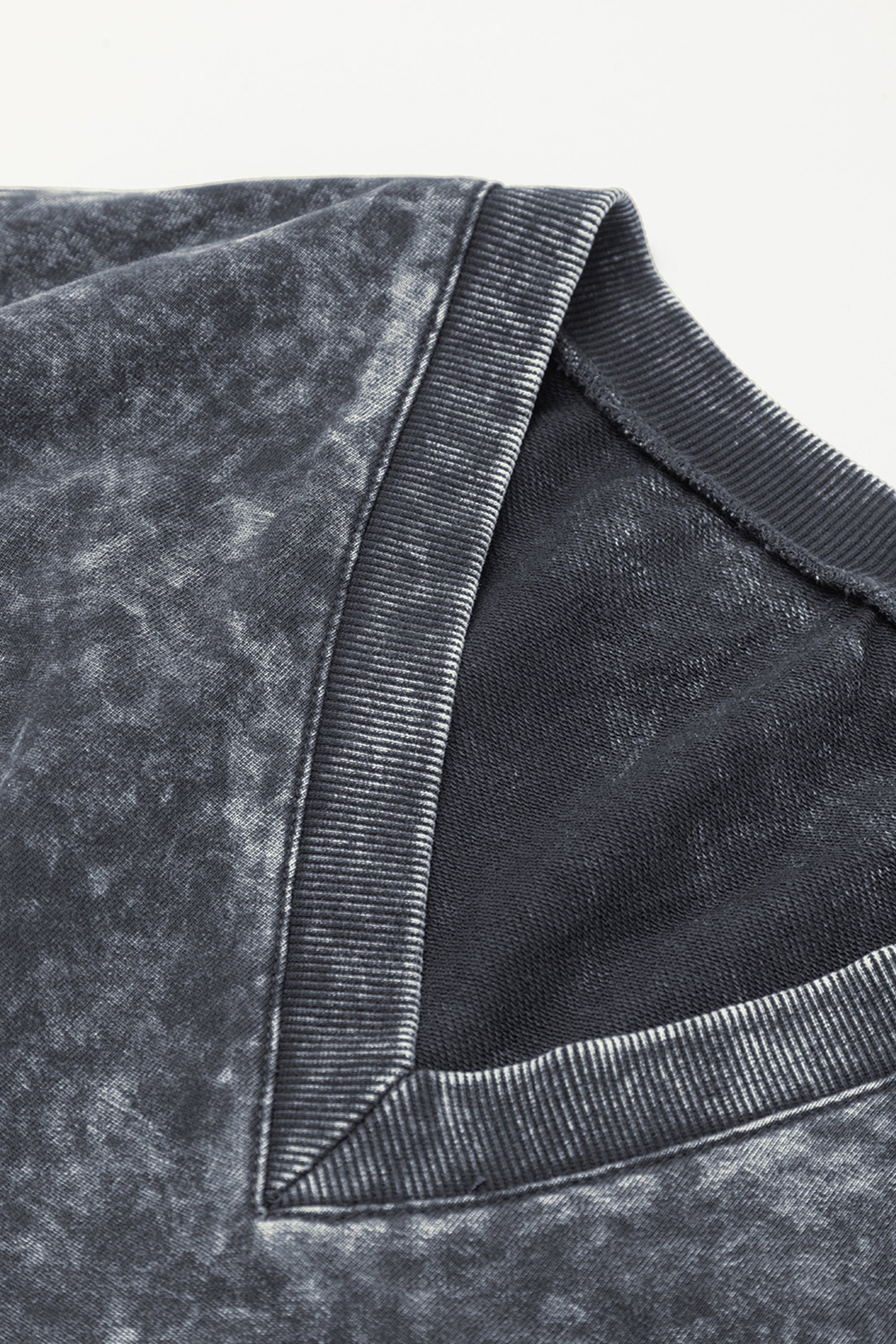 طقم نسائي بتصميم مستوحى من جينزات التسعينات مكون من تي شيرت واسع وشورت ضيق! مصنوع من 85% قطن، ويوفر الراحة التامة في الحركة. اللون: أسود معدني.