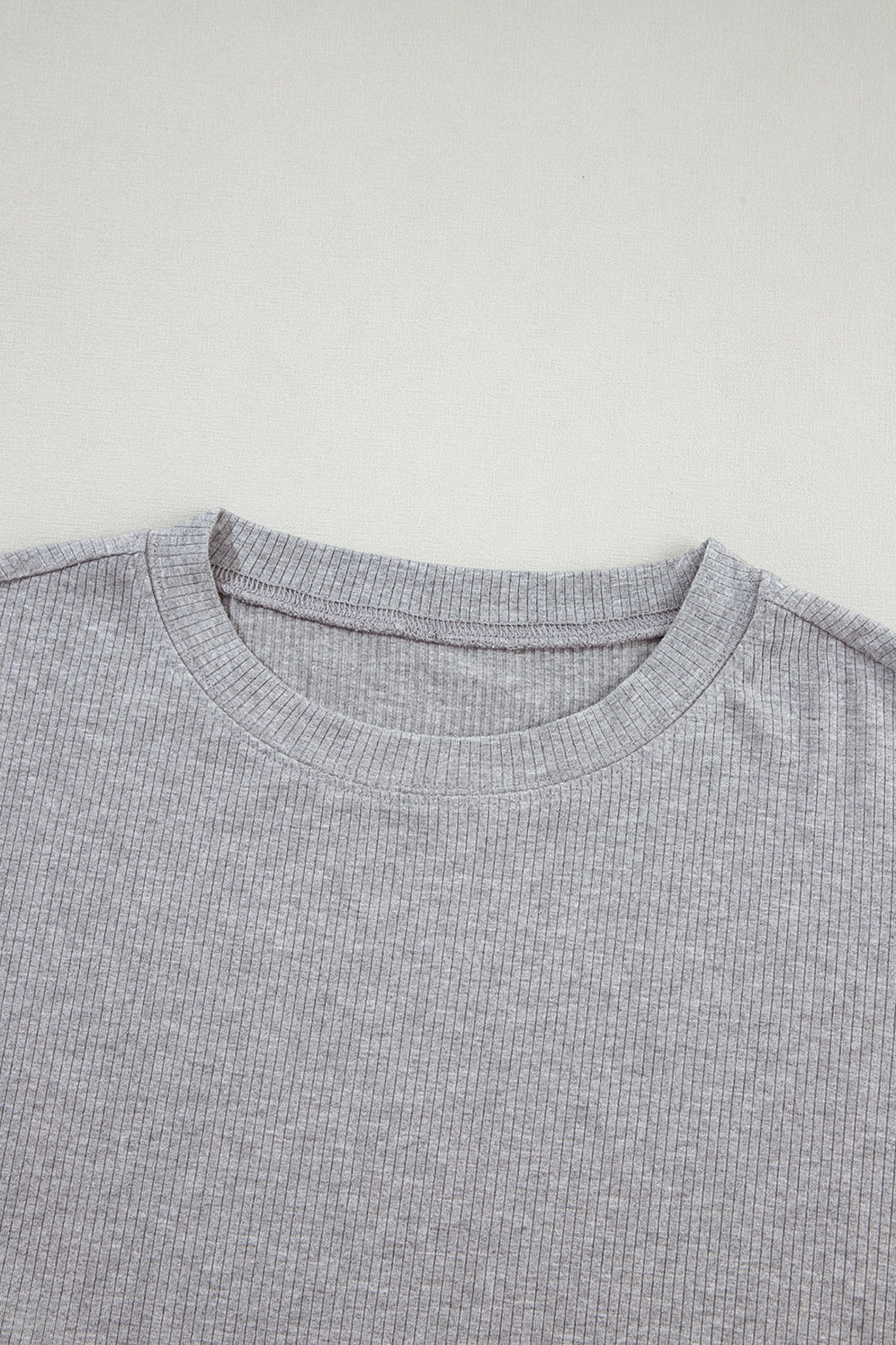 فستان تونيك واسع ينسدل بشكل انسيابي على الجسم، مع شورت ضيق مخفي ومتناسق.
خيارات الألوان: أسود، رمادي فاتح