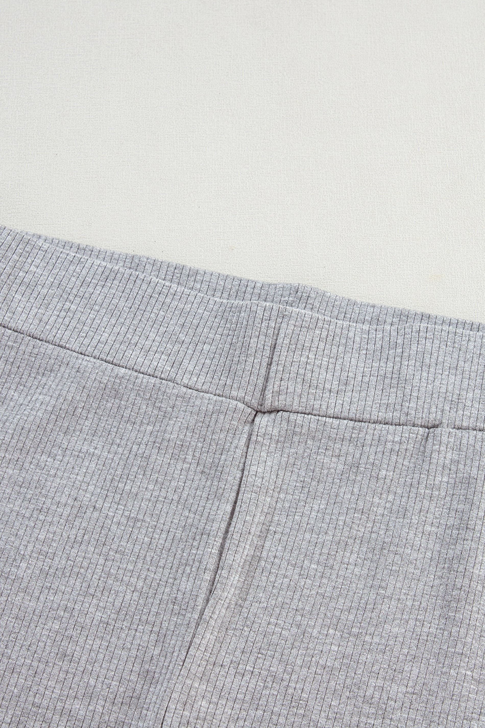 فستان تونيك واسع ينسدل بشكل انسيابي على الجسم، مع شورت ضيق مخفي ومتناسق.
خيارات الألوان: أسود، رمادي فاتح