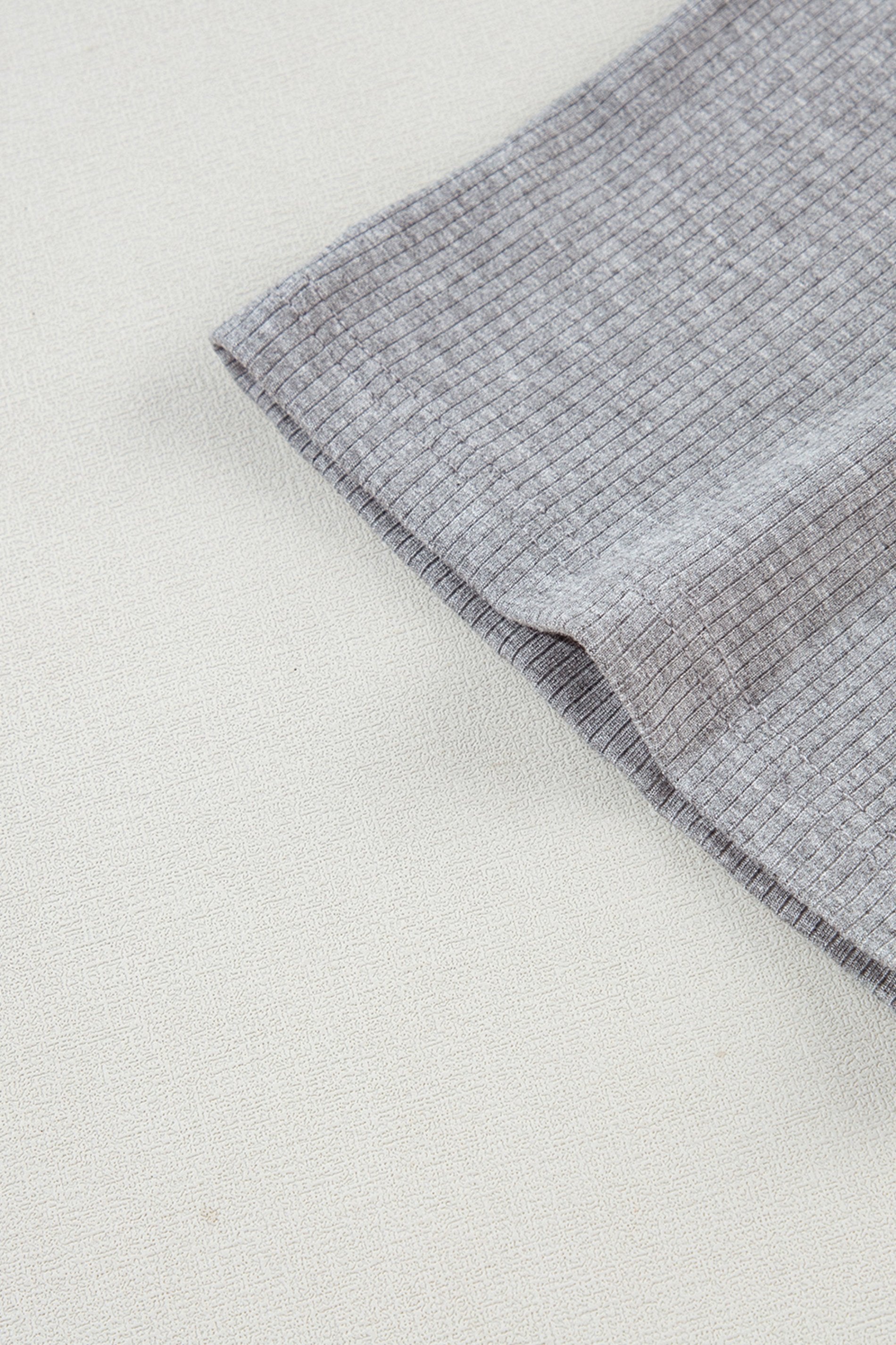 فستان تونيك واسع ينسدل بشكل انسيابي على الجسم، مع شورت ضيق مخفي ومتناسق.
خيارات الألوان: أسود، رمادي فاتح