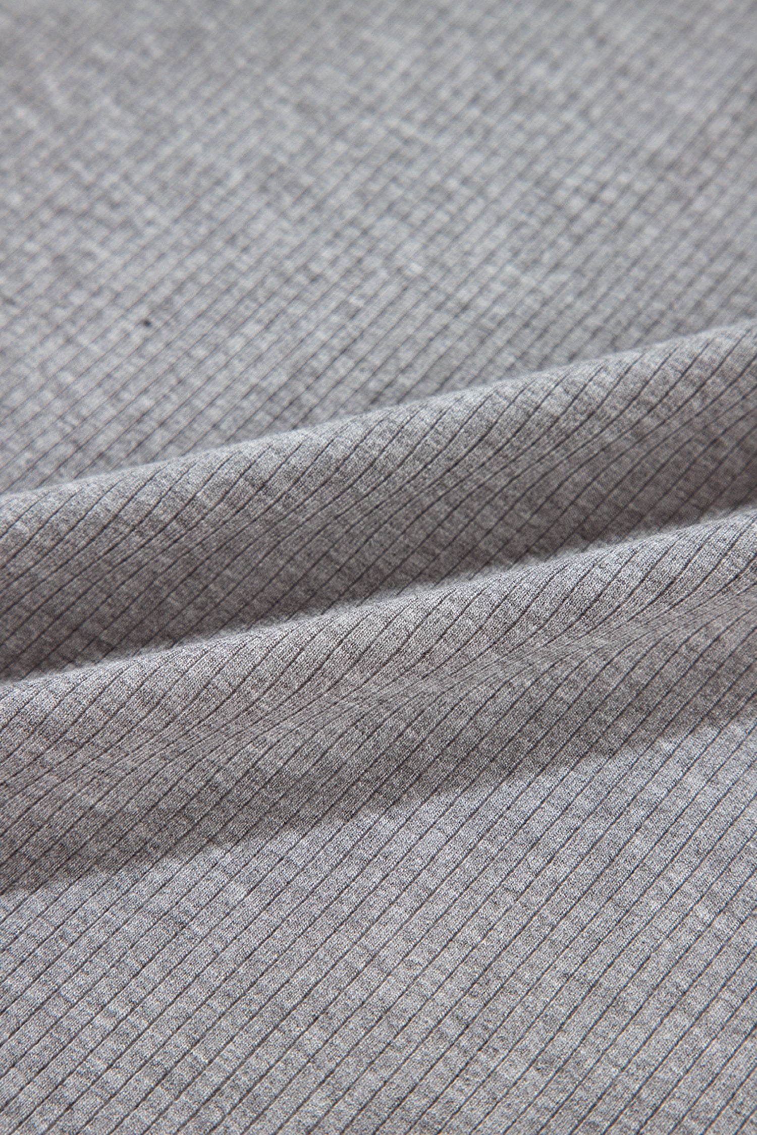 فستان تونيك واسع ينسدل بشكل انسيابي على الجسم، مع شورت ضيق مخفي ومتناسق.
خيارات الألوان: أسود، رمادي فاتح