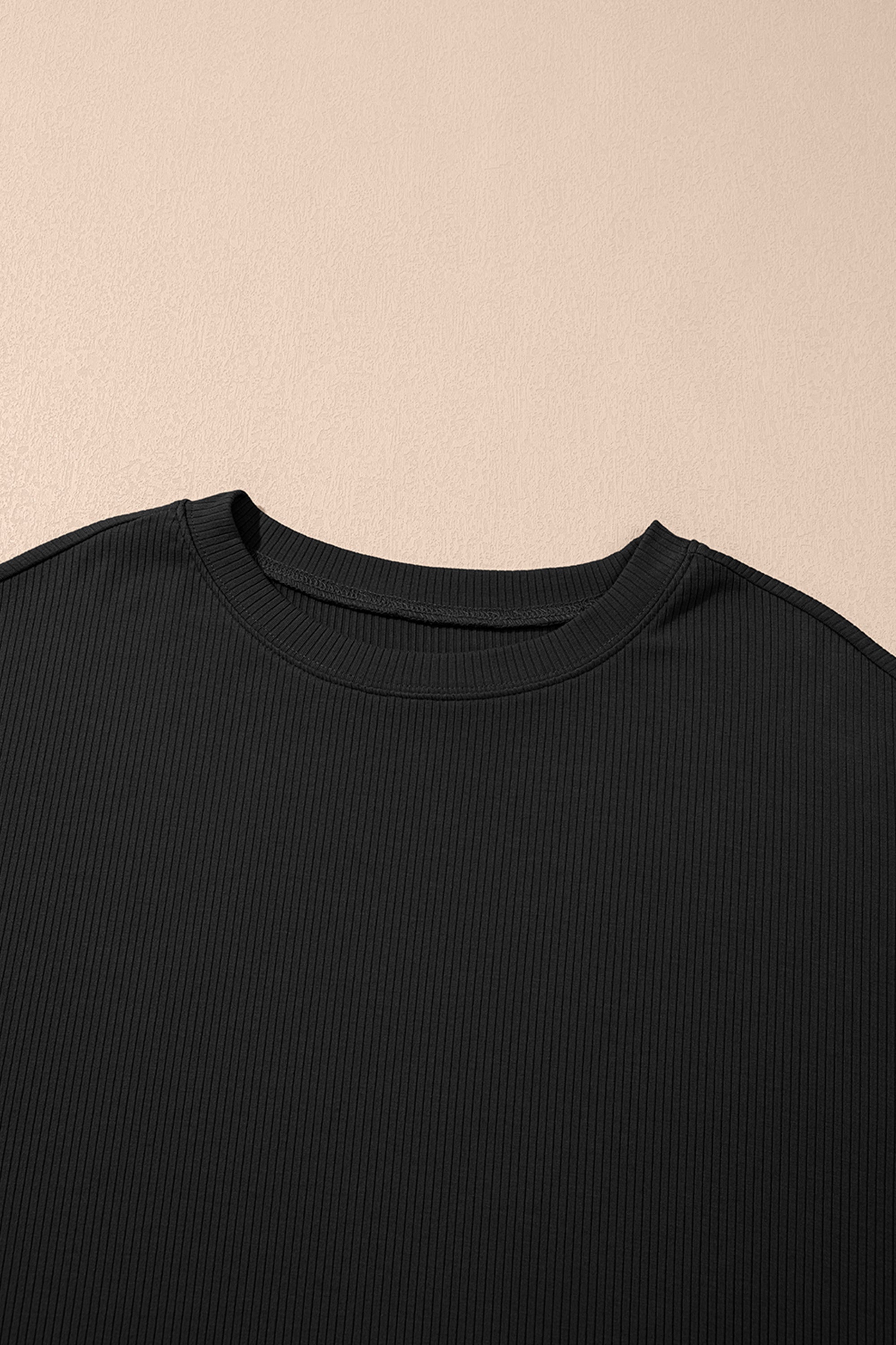 فستان تونيك واسع ينسدل بشكل انسيابي على الجسم، مع شورت ضيق مخفي ومتناسق.
خيارات الألوان: أسود، رمادي فاتح