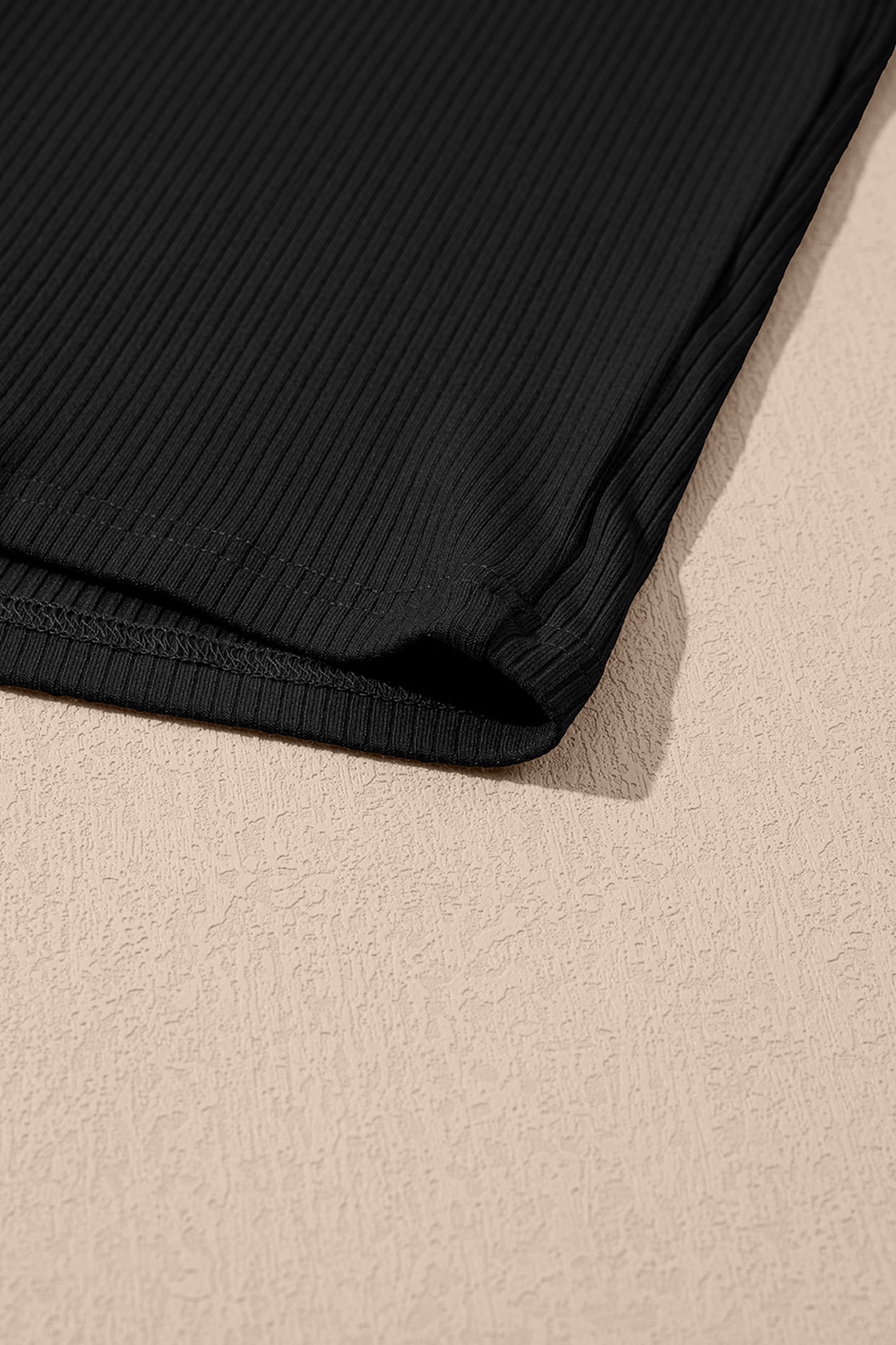 فستان تونيك واسع ينسدل بشكل انسيابي على الجسم، مع شورت ضيق مخفي ومتناسق.
خيارات الألوان: أسود، رمادي فاتح