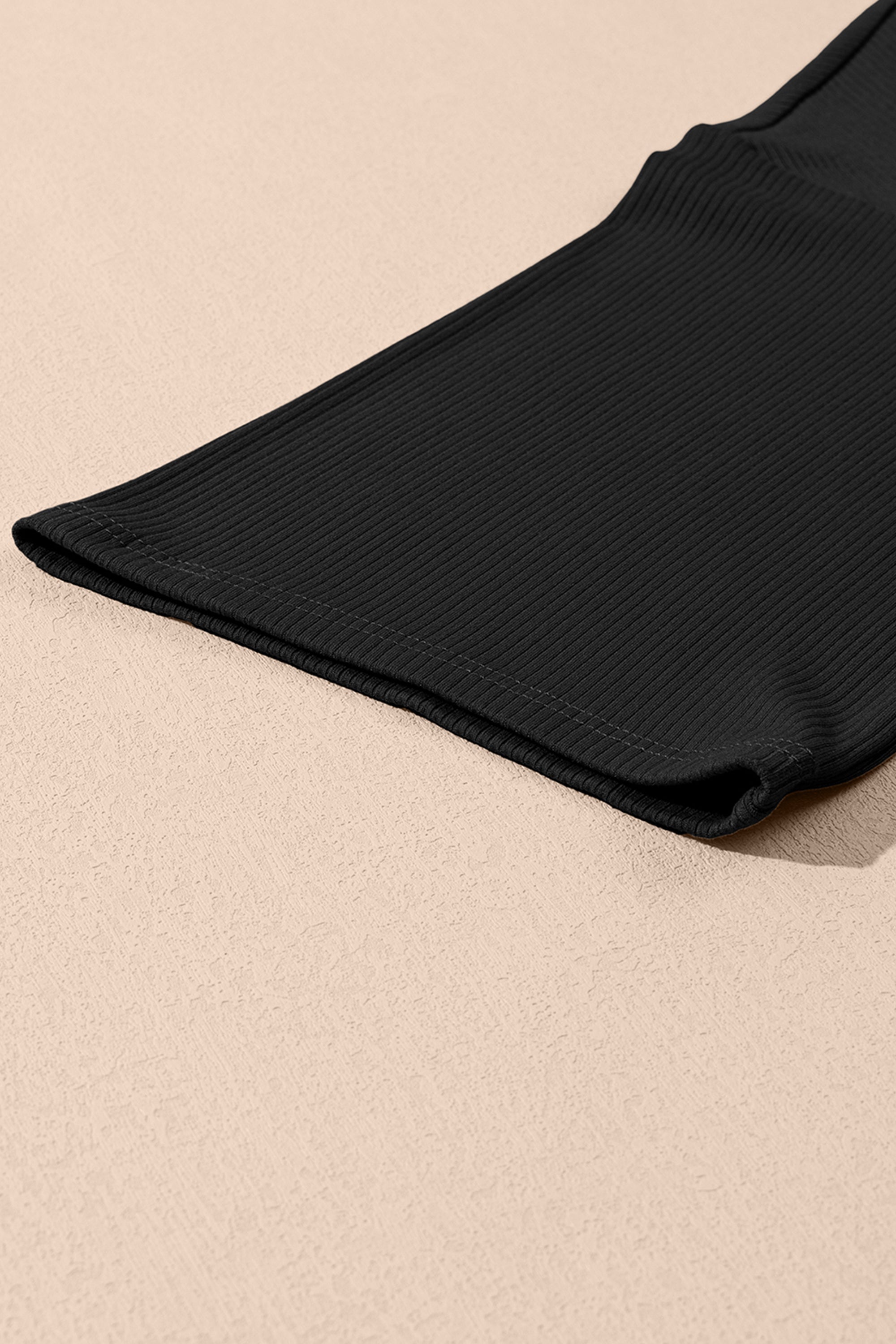 فستان تونيك واسع ينسدل بشكل انسيابي على الجسم، مع شورت ضيق مخفي ومتناسق.
خيارات الألوان: أسود، رمادي فاتح