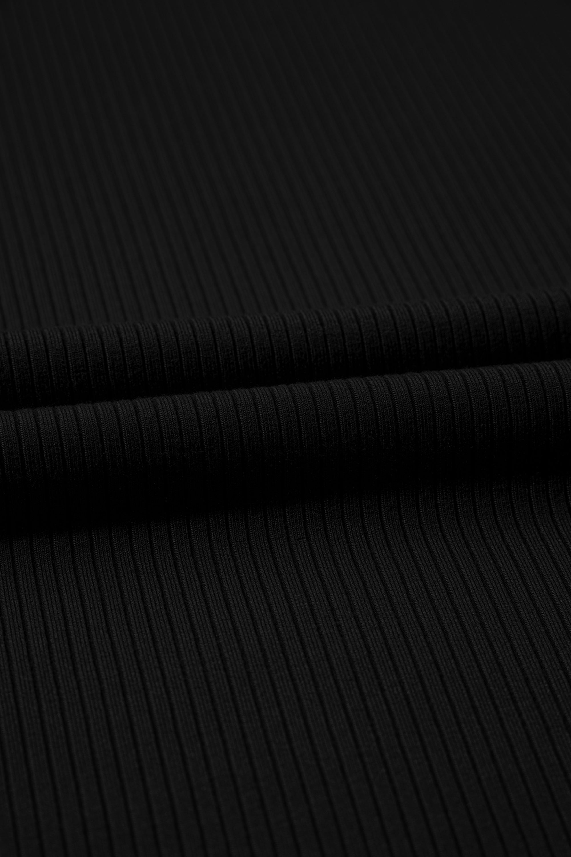 فستان تونيك واسع ينسدل بشكل انسيابي على الجسم، مع شورت ضيق مخفي ومتناسق.
خيارات الألوان: أسود، رمادي فاتح