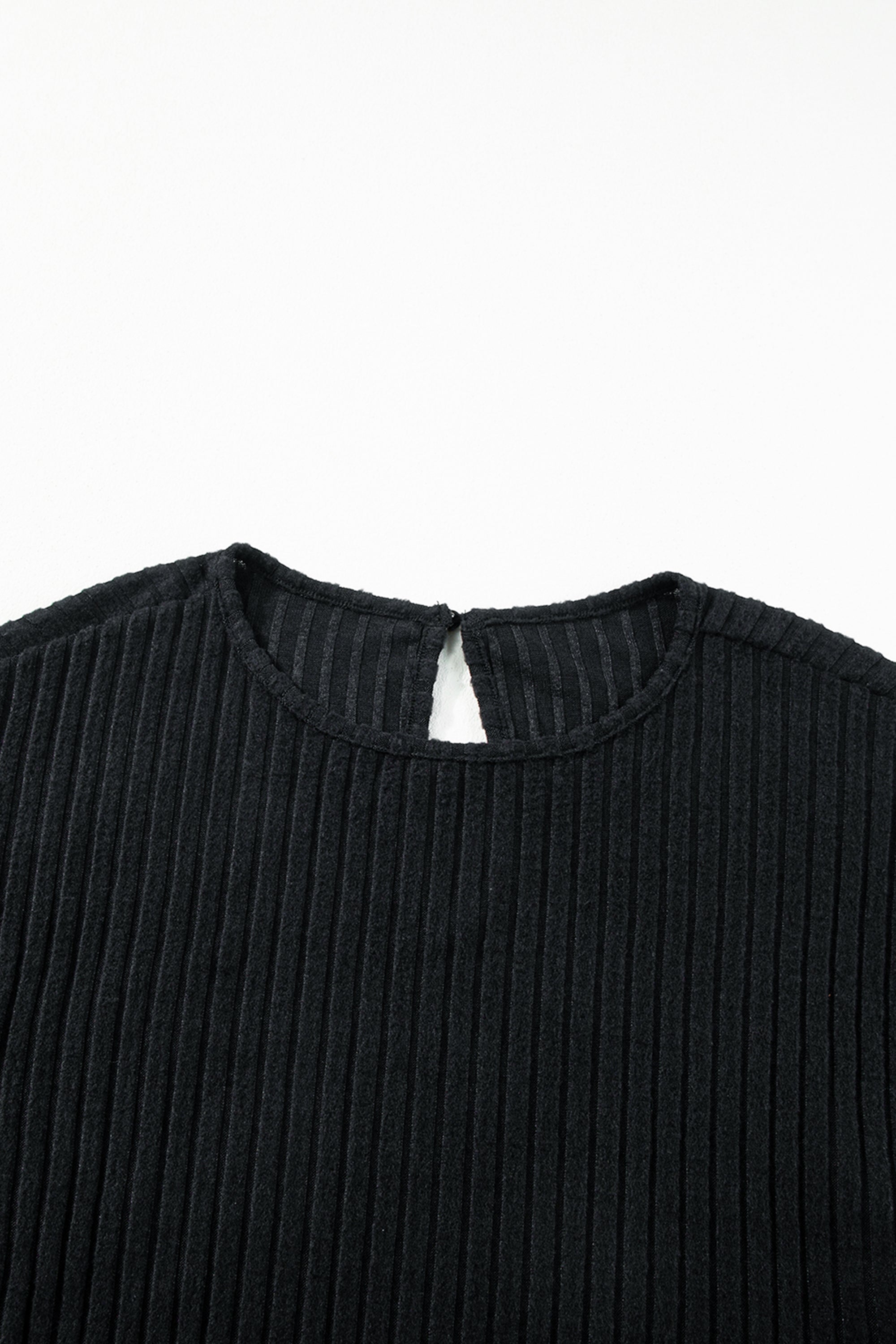 جمبسوت بأكمام قصيرة وتصميم بأرجل واسعة مع نسيج ملمس مخطط أنيق، يوفر راحة طوال اليوم. خيارات الألوان: الأسود، الأخضر العشبي، والوردي والبيج