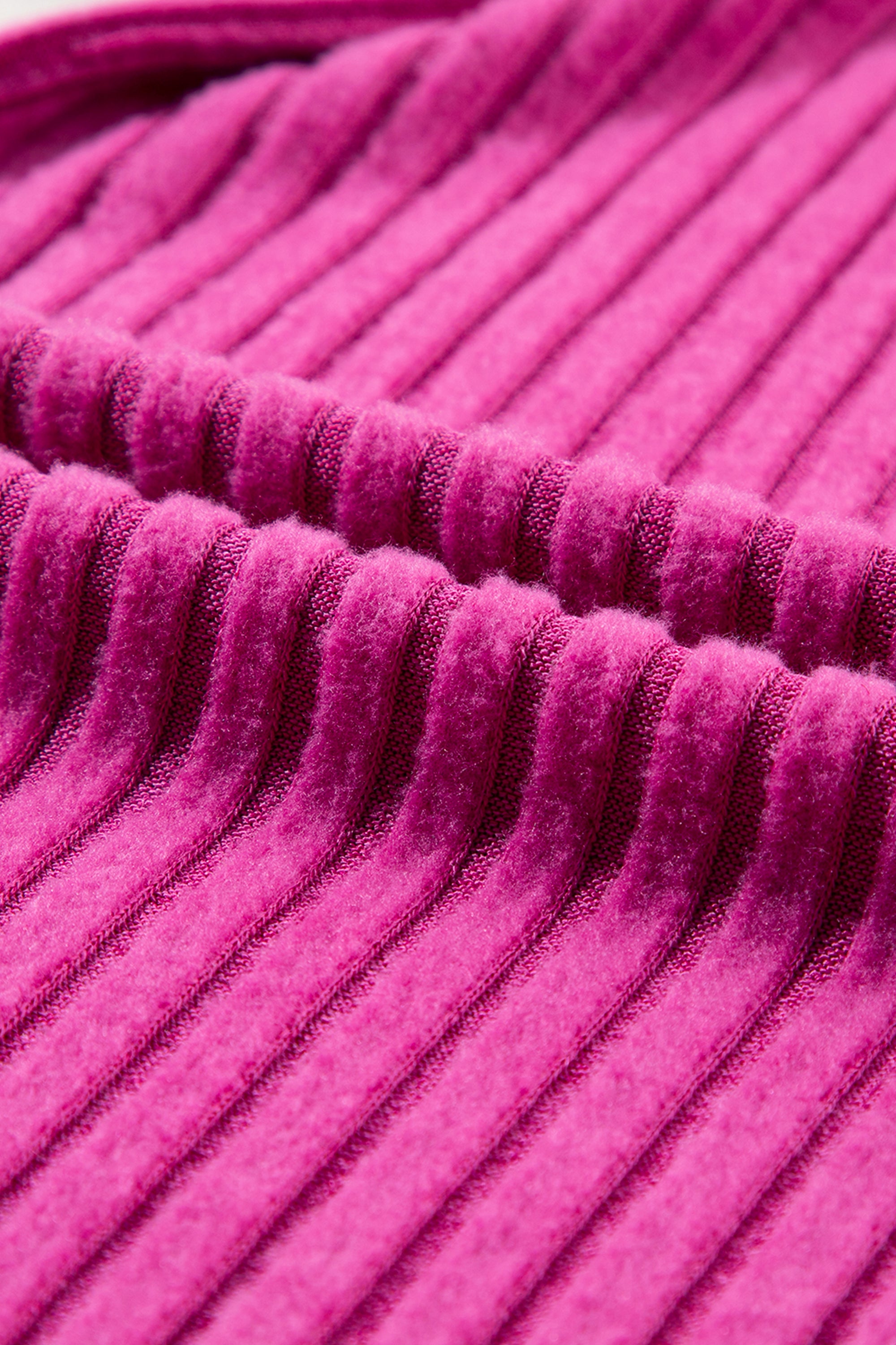 جمبسوت بأكمام قصيرة وتصميم بأرجل واسعة مع نسيج ملمس مخطط أنيق، يوفر راحة طوال اليوم. خيارات الألوان: الأسود، الأخضر العشبي، والوردي والبيج