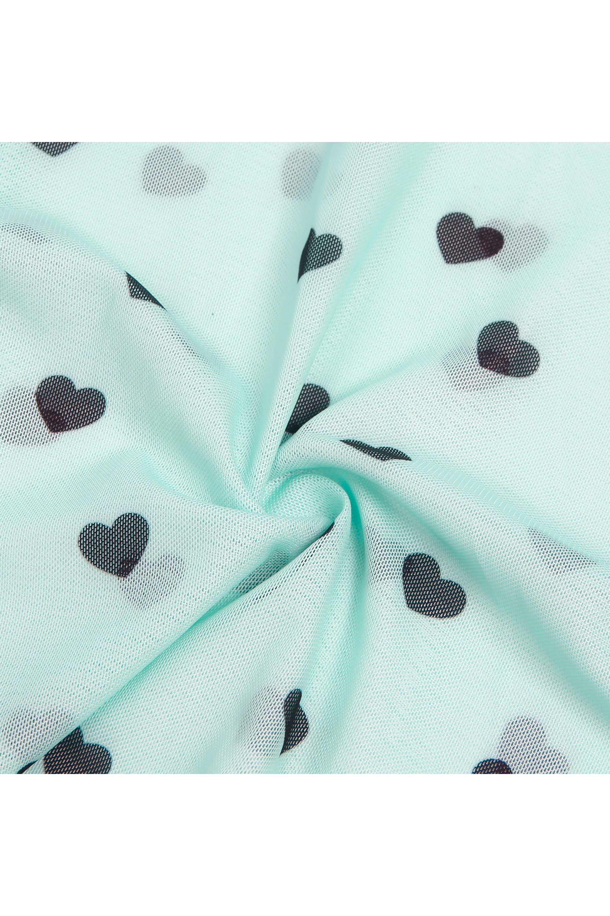 طقم نسائي بيبي دول وسروال متناسق مصنوع من دانتيل ناعم وشيفون باللون الأخضر الفاتح، ومزين بقلوب صغيرة