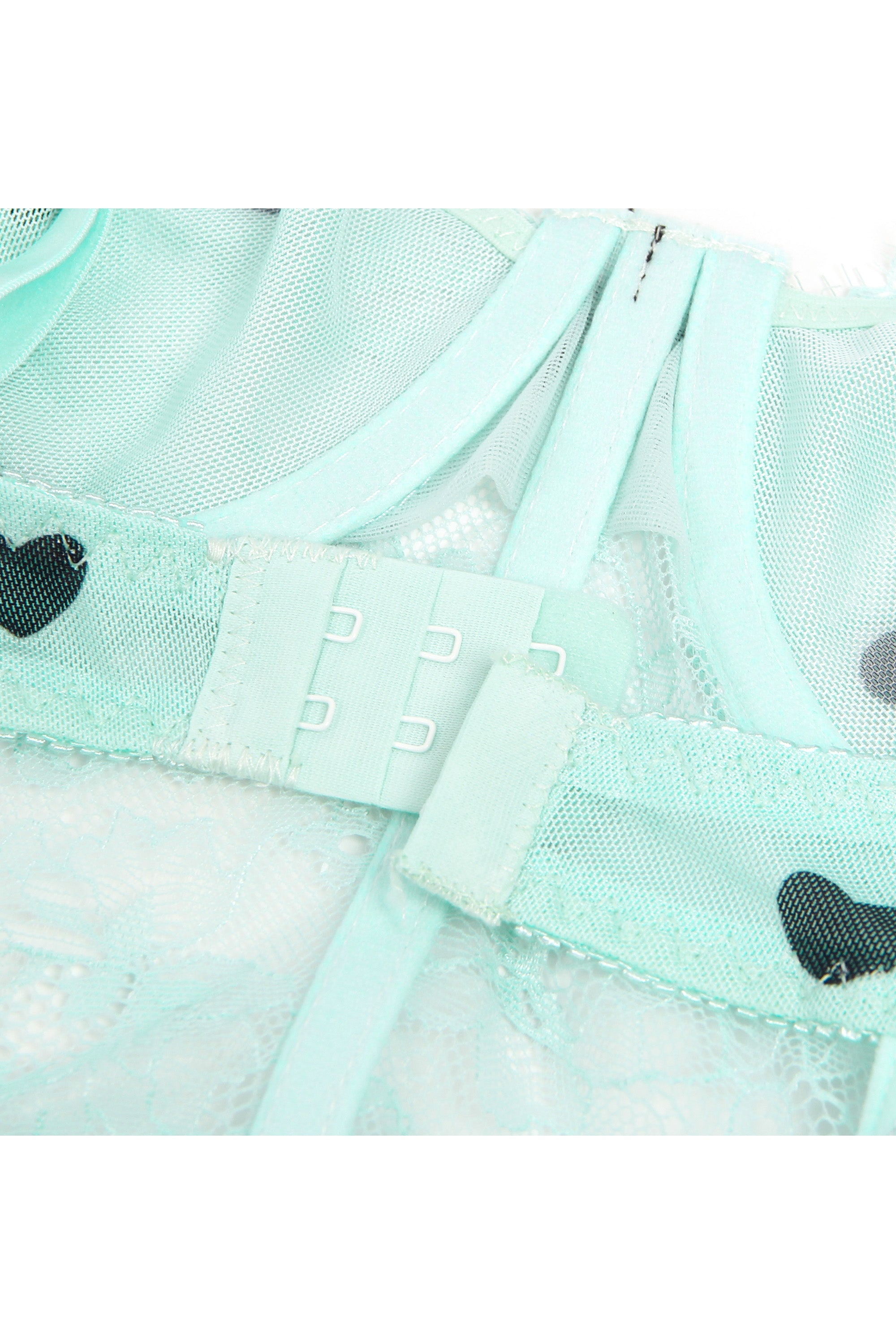 طقم نسائي بيبي دول وسروال متناسق مصنوع من دانتيل ناعم وشيفون باللون الأخضر الفاتح، ومزين بقلوب صغيرة