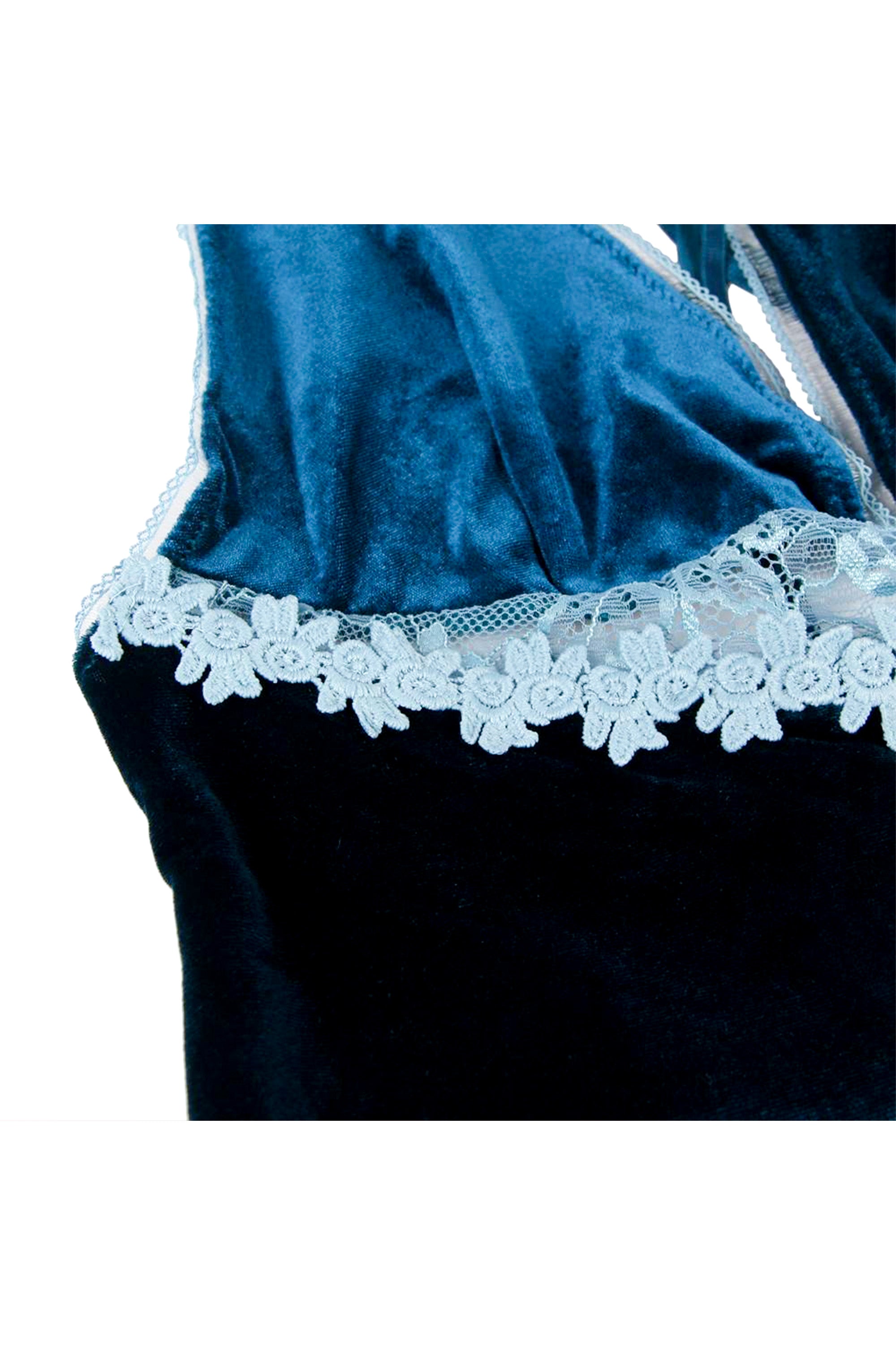 بيبي دول مخمل نسئي لونه أخضر وله تطريز جميل. يأتي مع سروال متناسق