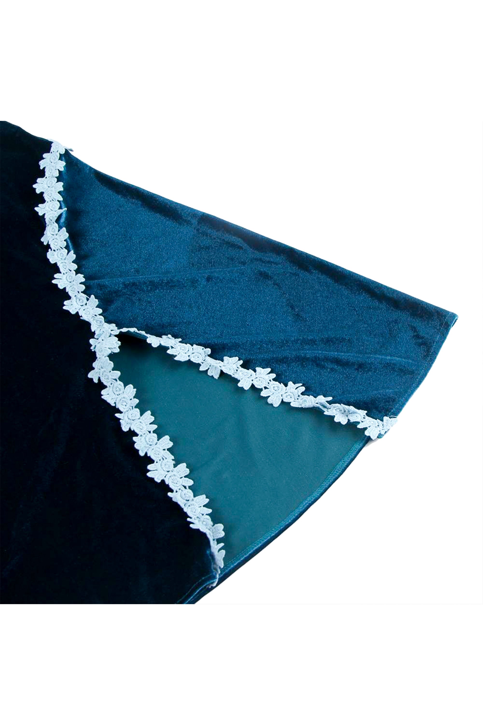 بيبي دول مخمل نسئي لونه أخضر وله تطريز جميل. يأتي مع سروال متناسق