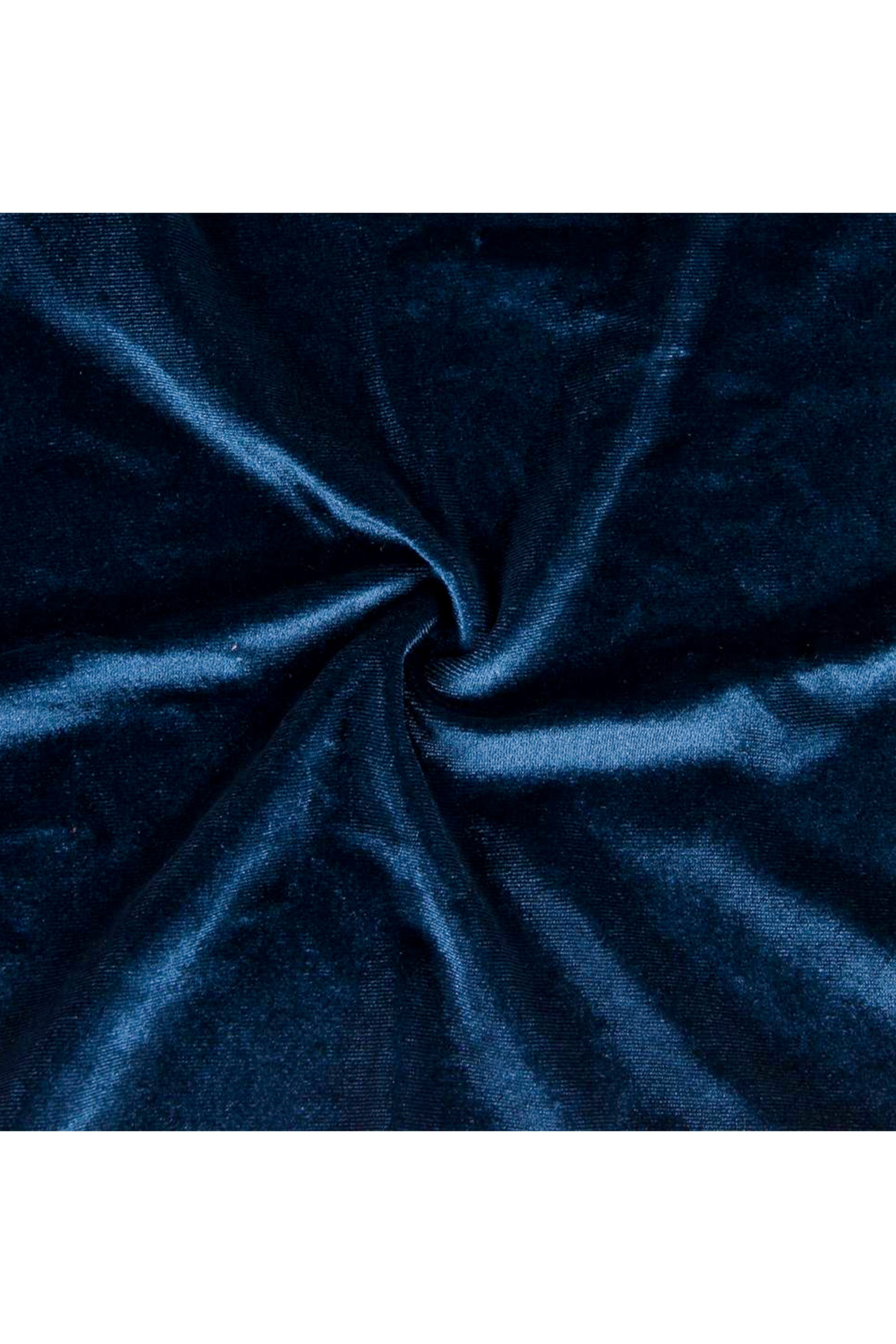 بيبي دول مخمل نسئي لونه أخضر وله تطريز جميل. يأتي مع سروال متناسق