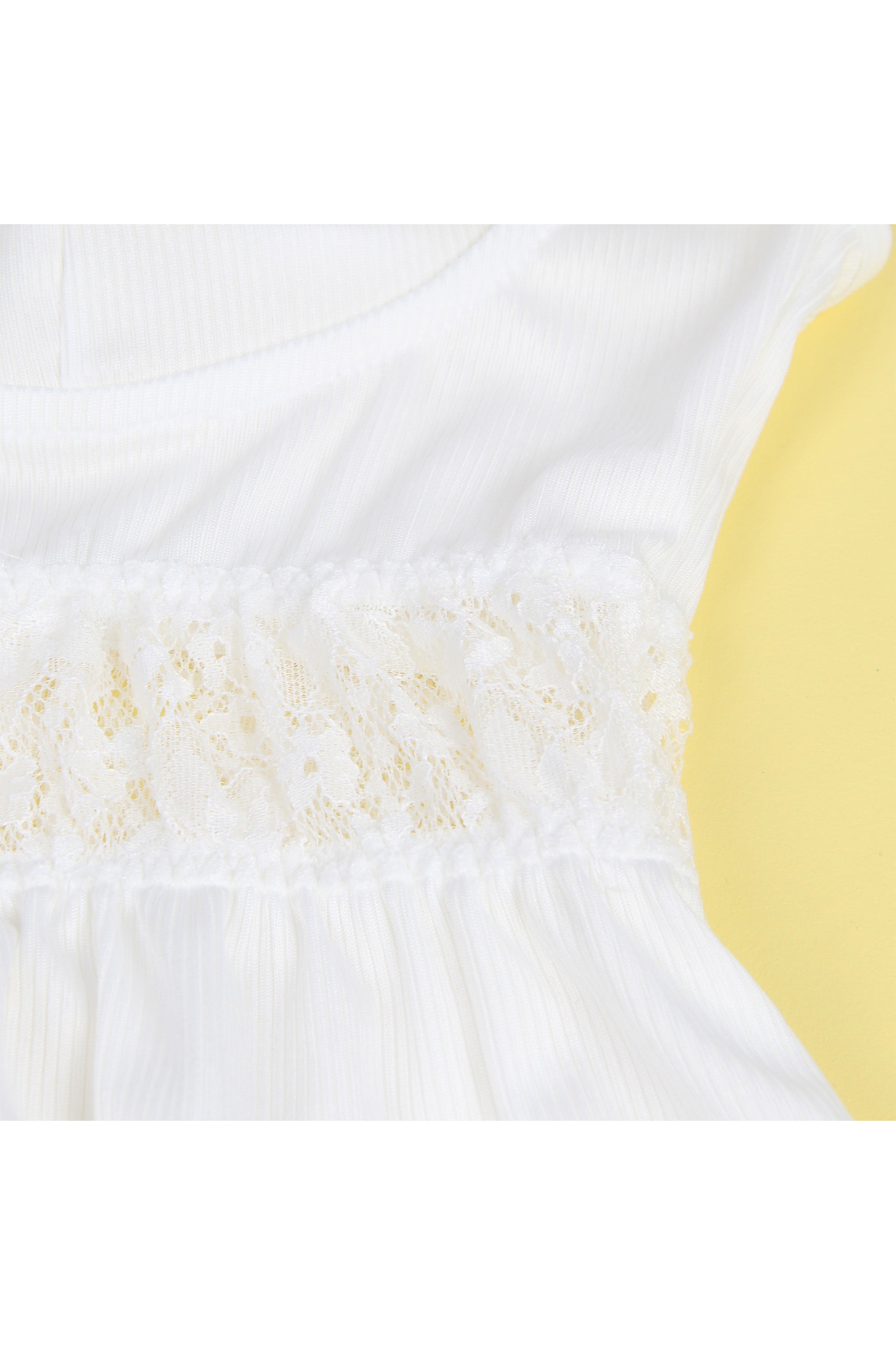 لانجري نسائي بيبي دول لون أبيض أنيق ومصنوع من خامة مريحة شبيهة بالقطن